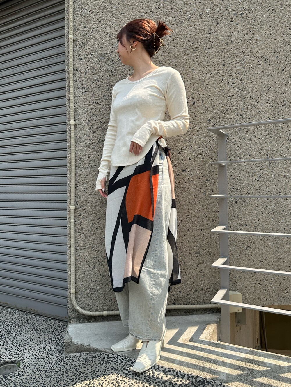 ホワイト系のTシャツ/カットソー、グレー系のデニムパンツを着用したレディースの春コーディネートの2枚目の写真