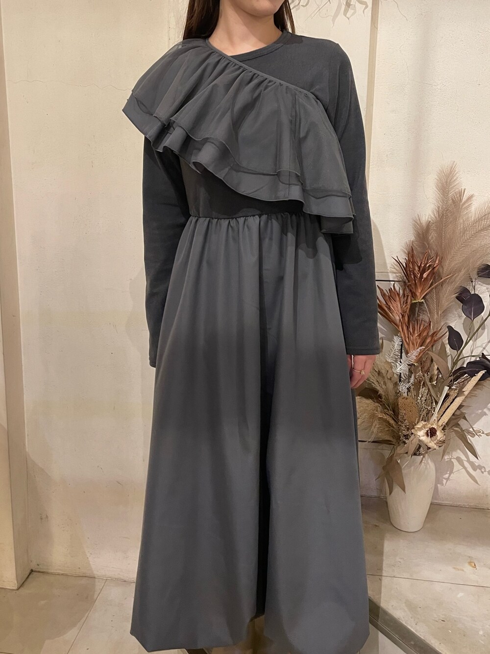 グレー系のワンピースを着用したレディースの秋コーディネートの3枚目の写真