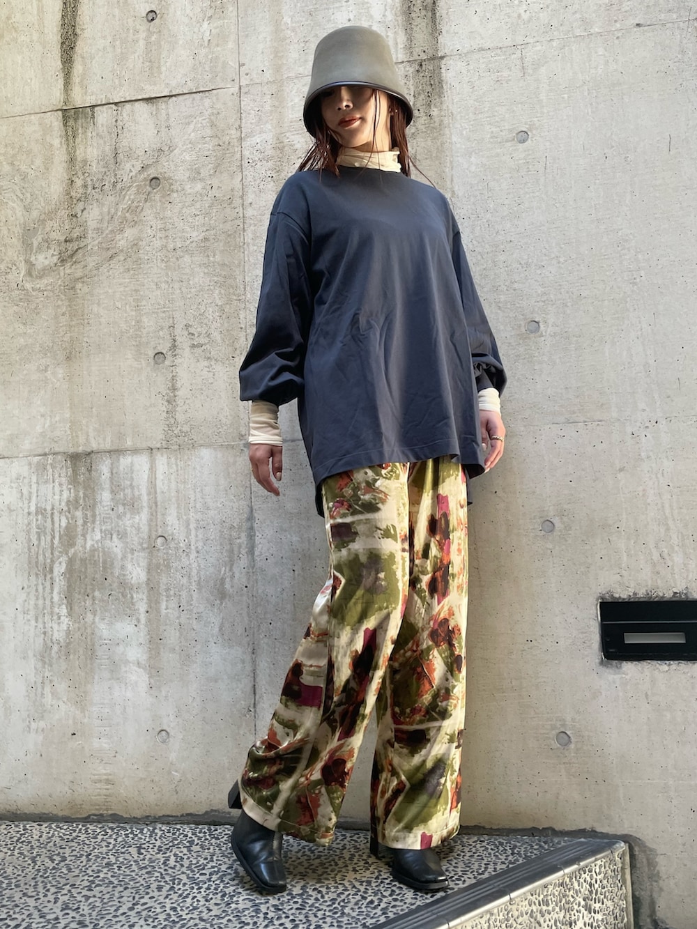 グリーン系のその他パンツ、ホワイト系のTシャツ/カットソー、ブラック系のTシャツ/カットソーを着用したレディースの冬コーディネートの3枚目の写真