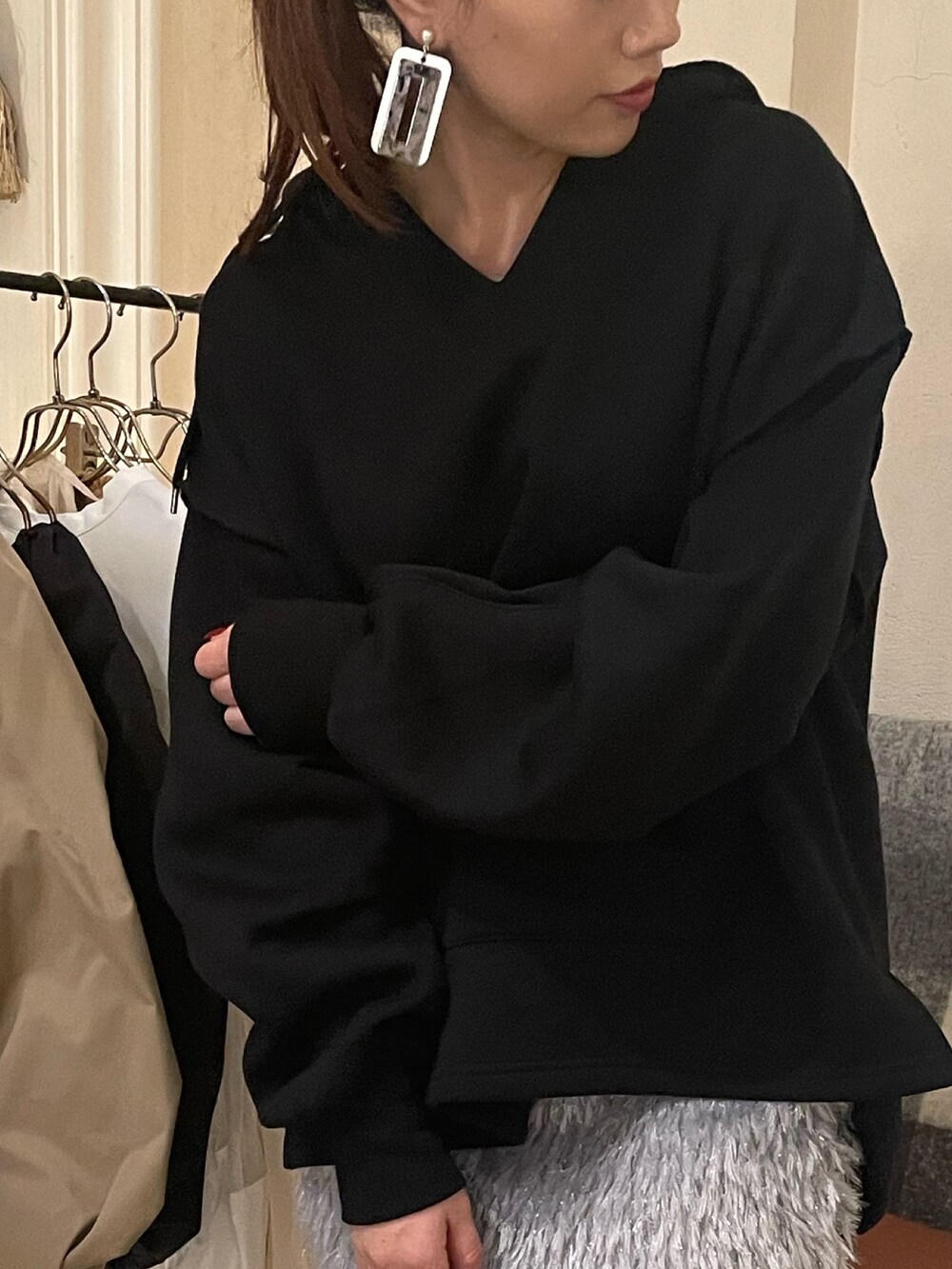 「ファッションを楽しもう、黒パーカー、Settimissimo、settimissimo表参道、シンプルコーデ、冬服、ビッグシルエット、オトナカジュアル、おしゃれさんと繋がりたい、冬ファッション、大人女子、キラキラスカート、もこもこ、あったかコーデ、大人可愛い」｜「Settimissimoのフリンジ ジャガード ナロースカート（スカート、グレー系）」を使った、Settimissimoさん（レディース・160cm）の冬コーディネートの9枚目の写真