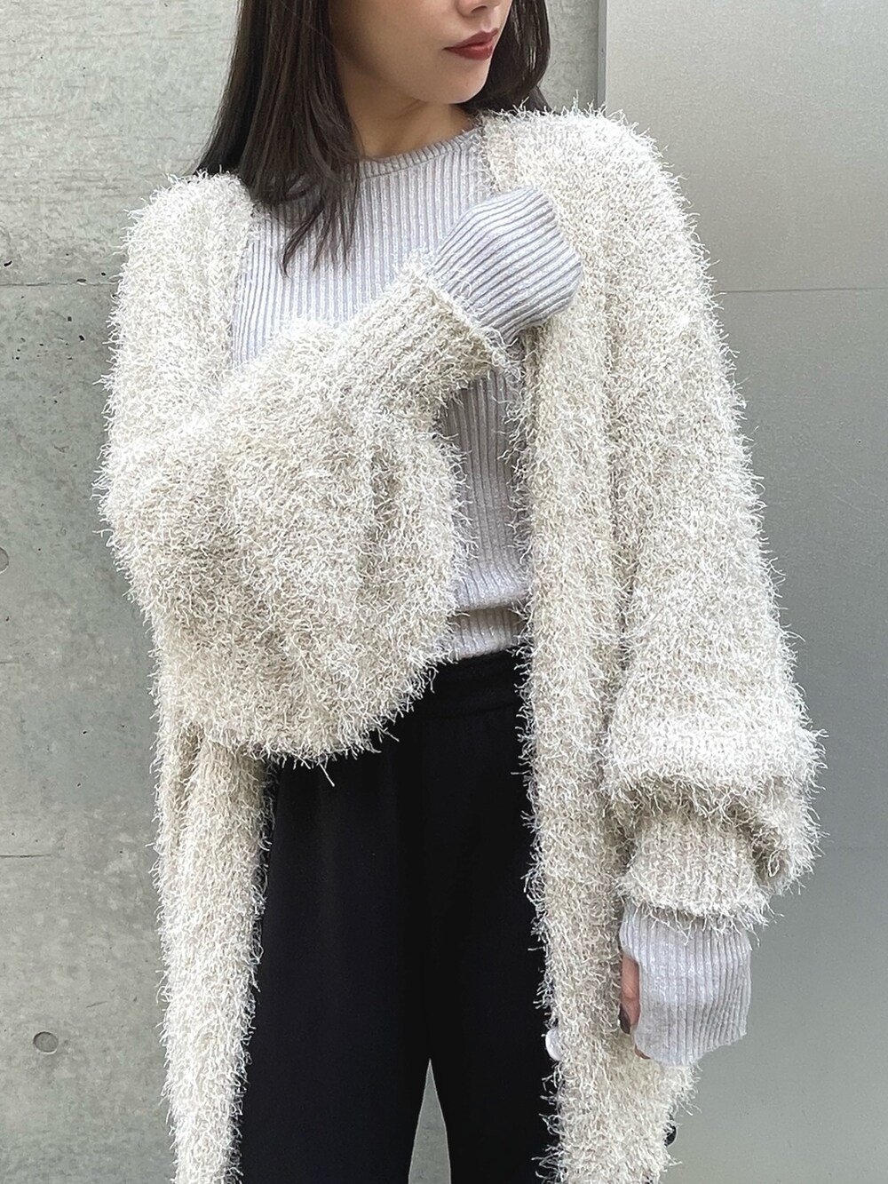 ブラック系のスニーカー、ブラック系のその他パンツを着用したレディースの春コーディネートの2枚目の写真