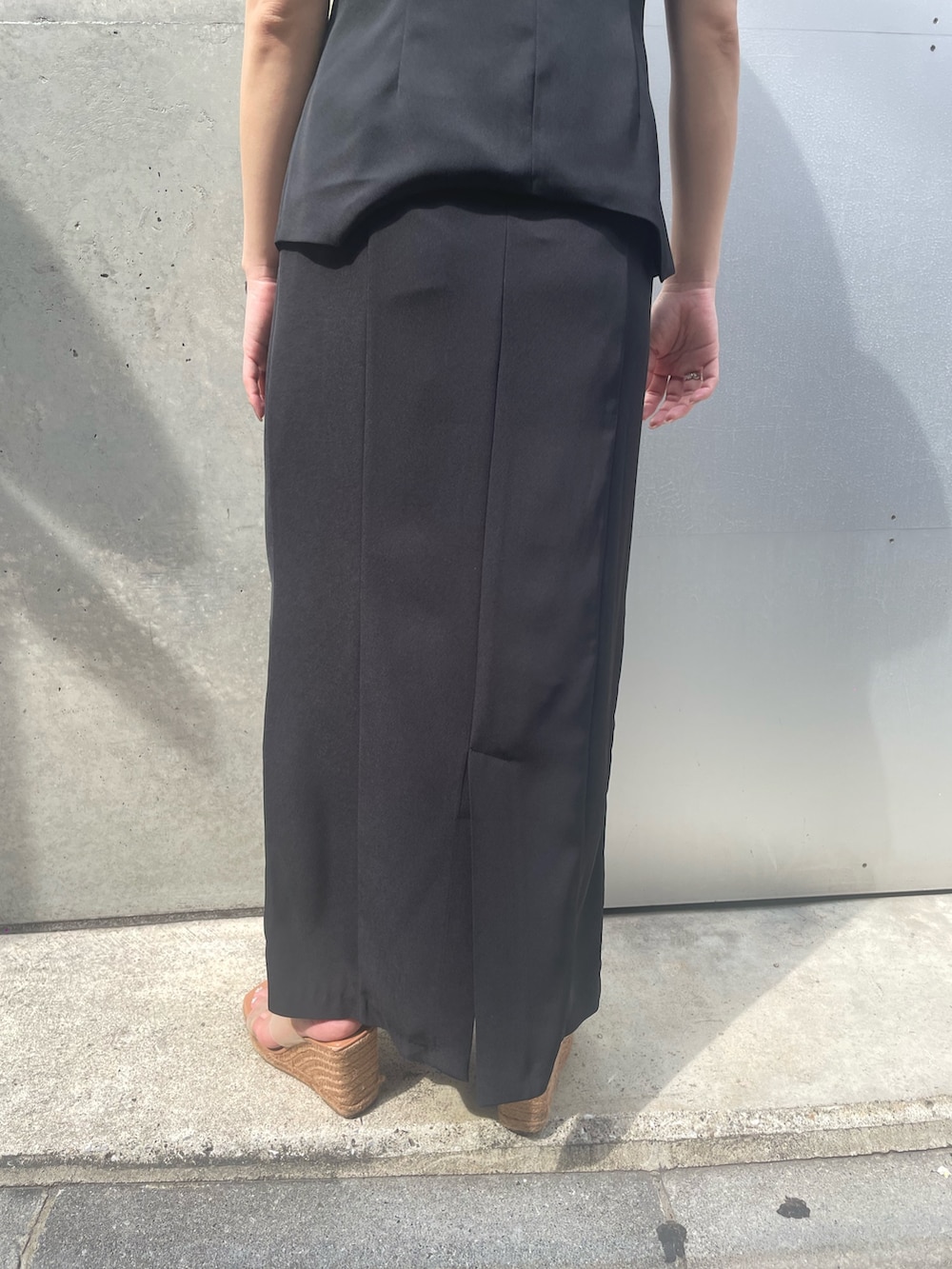 ブルー系のスカート、ブラック系のTシャツ/カットソー、その他のサングラスを着用したレディースの春コーディネートの4枚目の写真