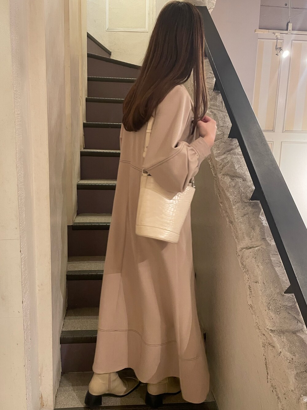 ホワイト系のショルダーバッグ、グレー系のワンピースを着用したレディースの冬コーディネートの5枚目の写真