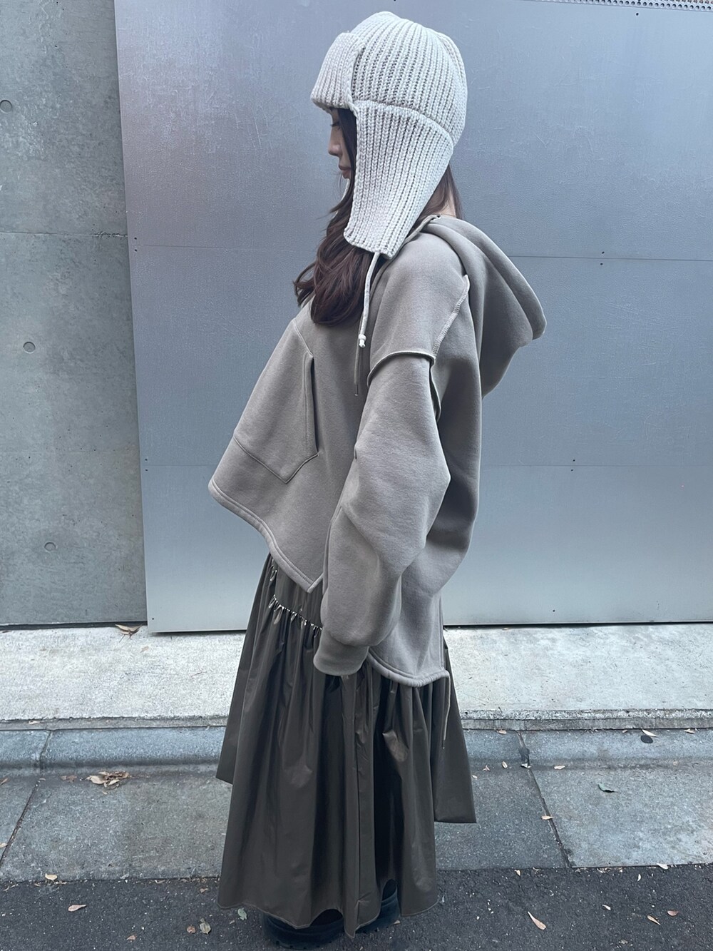 ゴールド系のスカート、ベージュ系のパーカー、ホワイト系のニットキャップ/ビーニーを着用したレディースの秋コーディネートの5枚目の写真