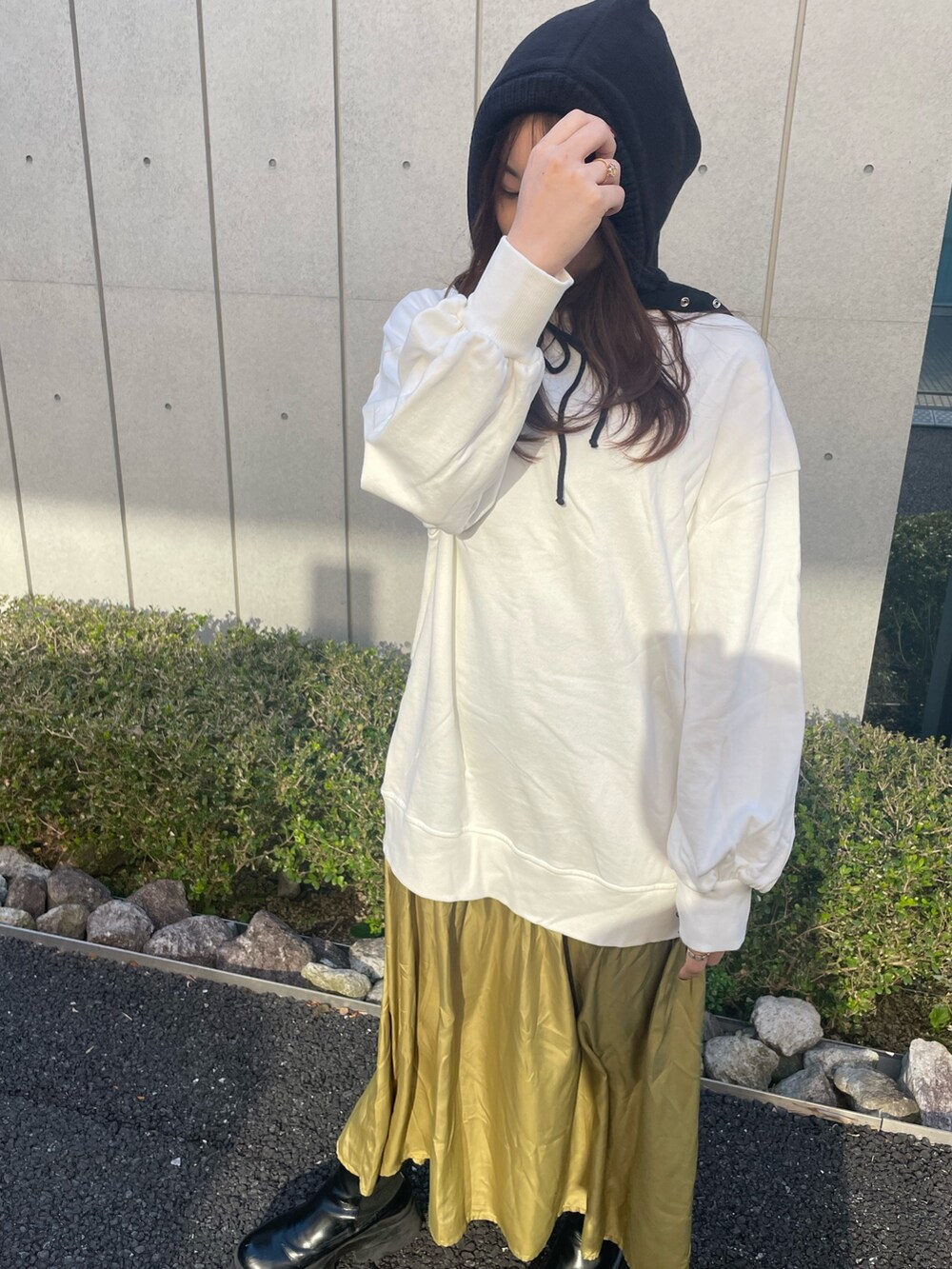 ホワイト系のワンピース、ブラック系のニットキャップ/ビーニーを着用したレディースの冬コーディネートの6枚目の写真