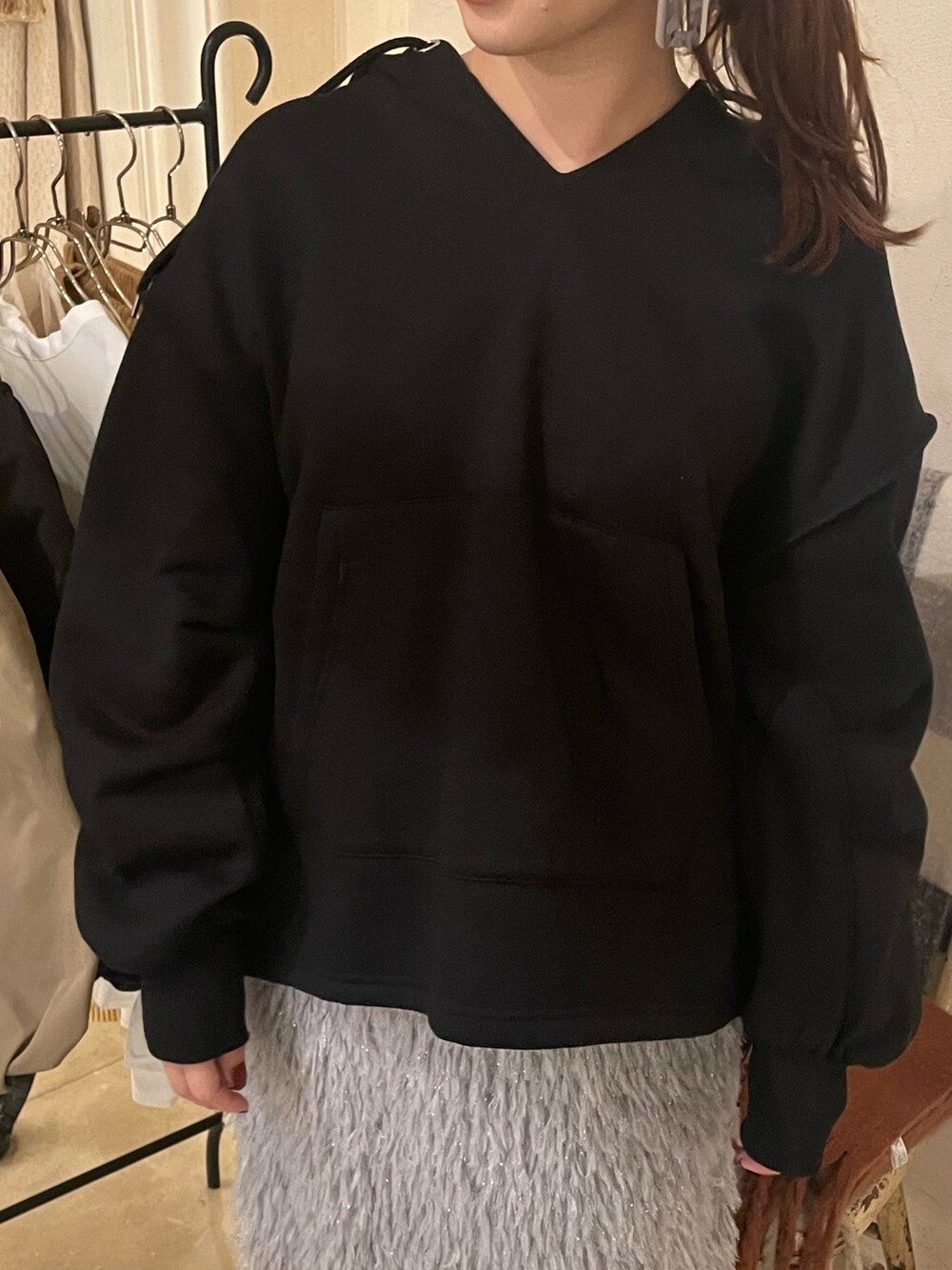 「ファッションを楽しもう、黒パーカー、Settimissimo、settimissimo表参道、シンプルコーデ、冬服、ビッグシルエット、オトナカジュアル、おしゃれさんと繋がりたい、冬ファッション、大人女子、キラキラスカート、もこもこ、あったかコーデ、大人可愛い」｜「Settimissimoのフリンジ ジャガード ナロースカート（スカート、グレー系）」を使った、Settimissimoさん（レディース・160cm）の冬コーディネートの5枚目の写真