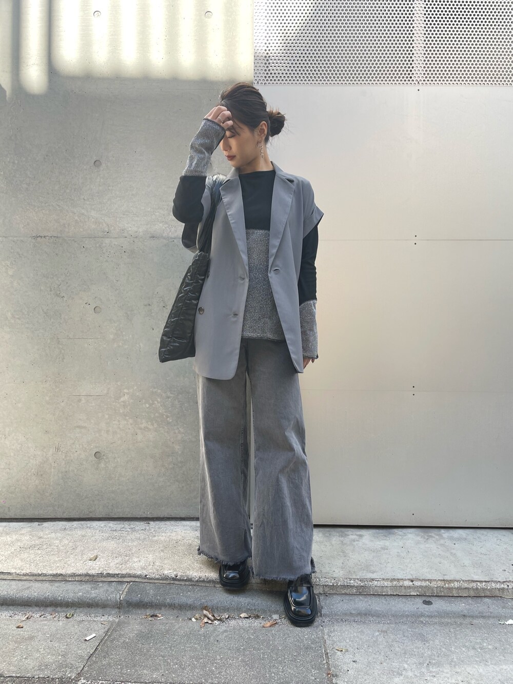 ブラック系のTシャツ/カットソー、ブラック系のトートバッグ、グレー系のデニムパンツを着用したレディースの春コーディネートの2枚目の写真