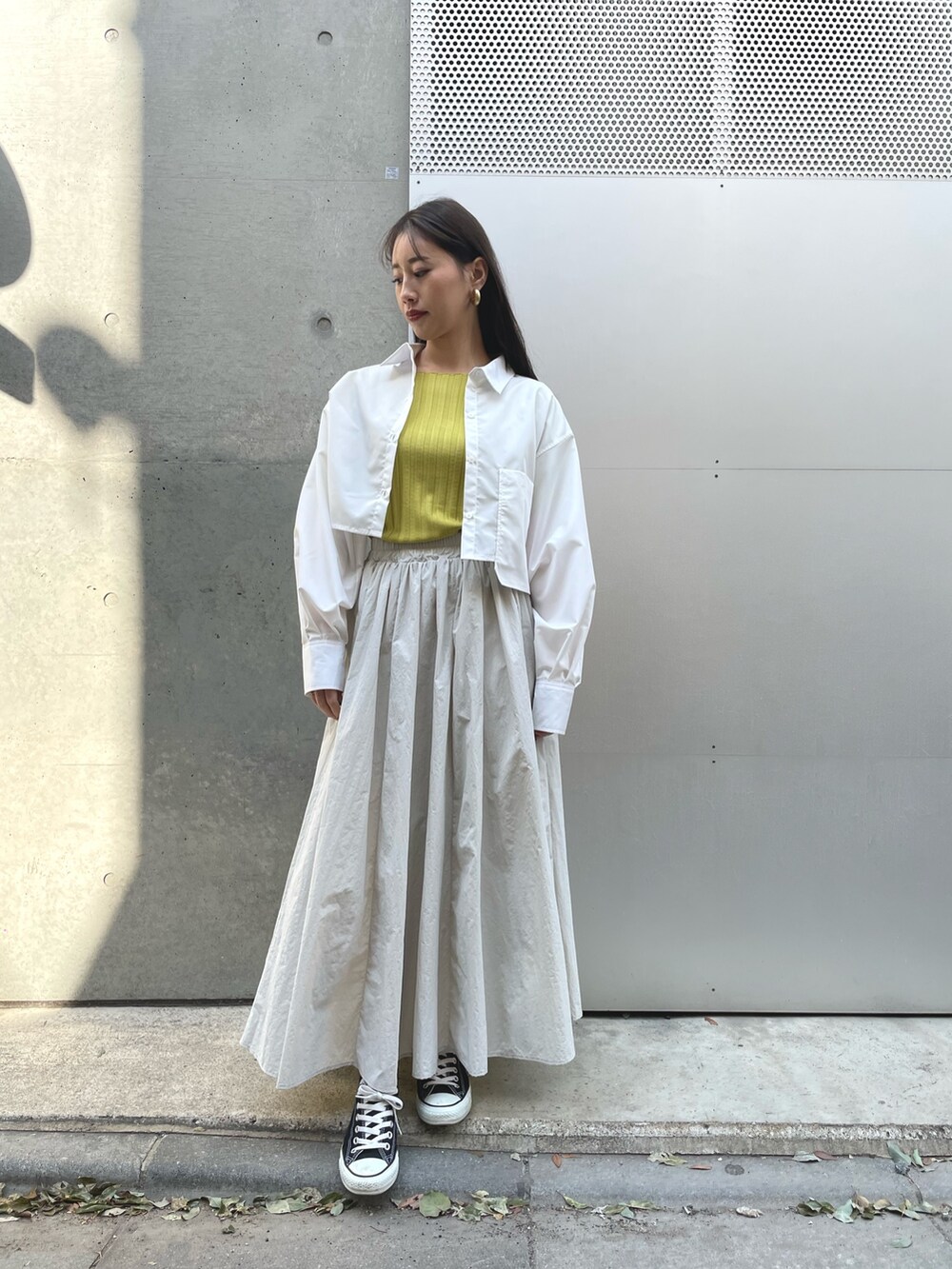 ホワイト系のシャツ/ブラウス、グレー系のスカートを着用したレディースの春コーディネートの2枚目の写真