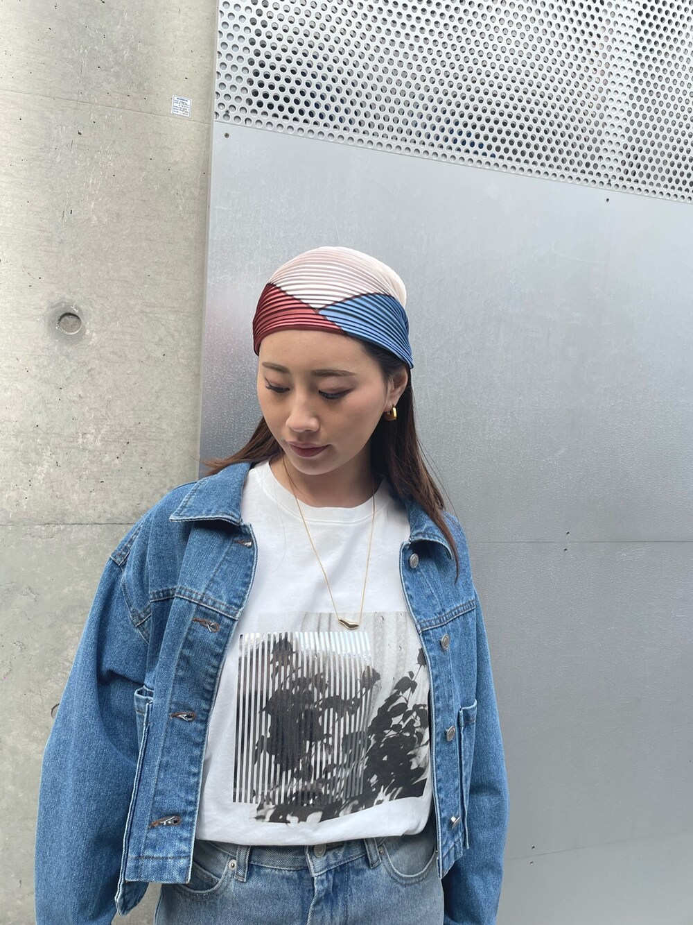 ブルー系のデニムパンツ、ベージュ系のスニーカー、ブルー系のデニムジャケットを着用したレディースの春コーディネートの3枚目の写真