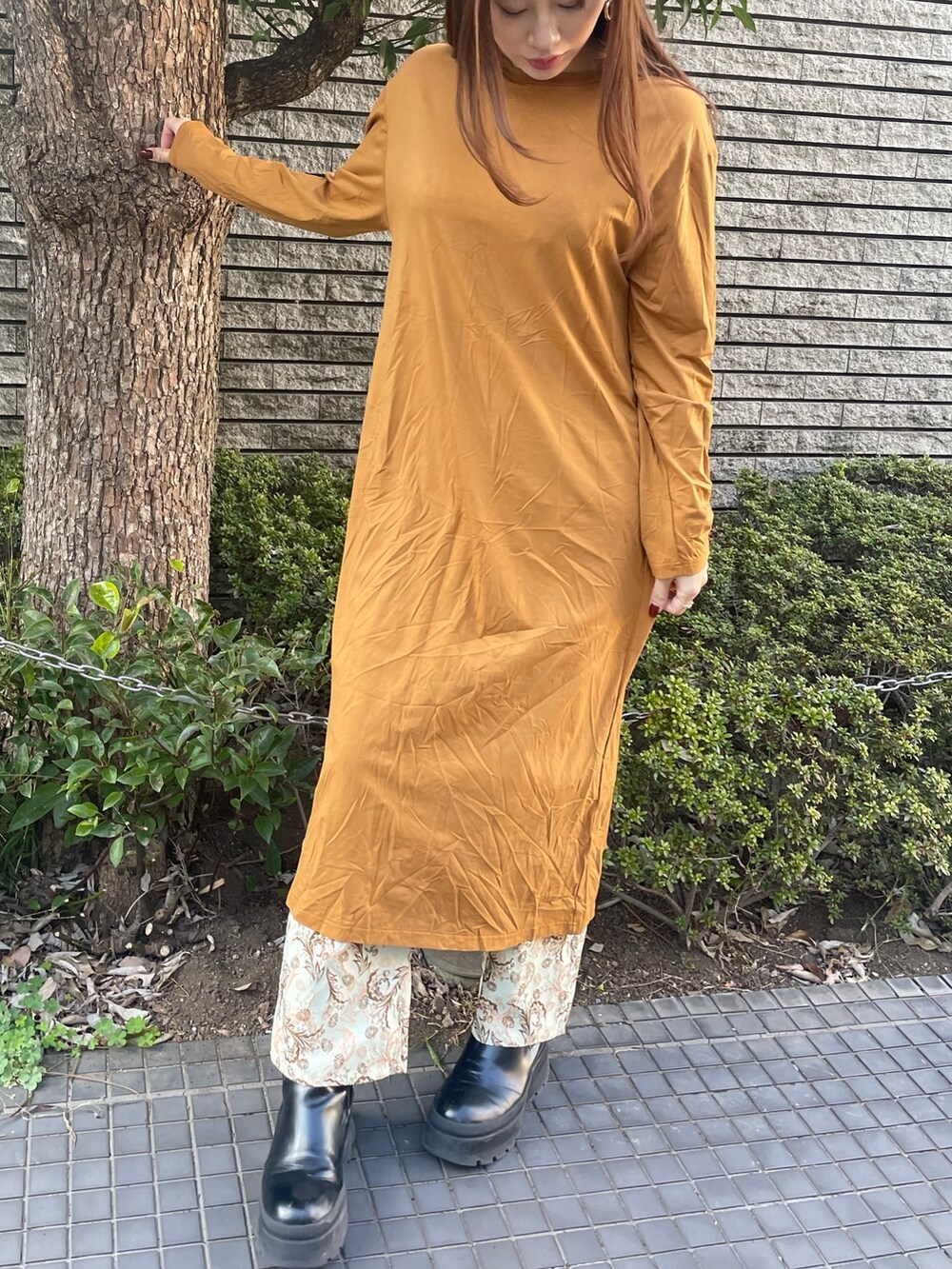 イエロー系のTシャツ/カットソー、イエロー系のその他パンツを着用したレディースの冬コーディネートの3枚目の写真