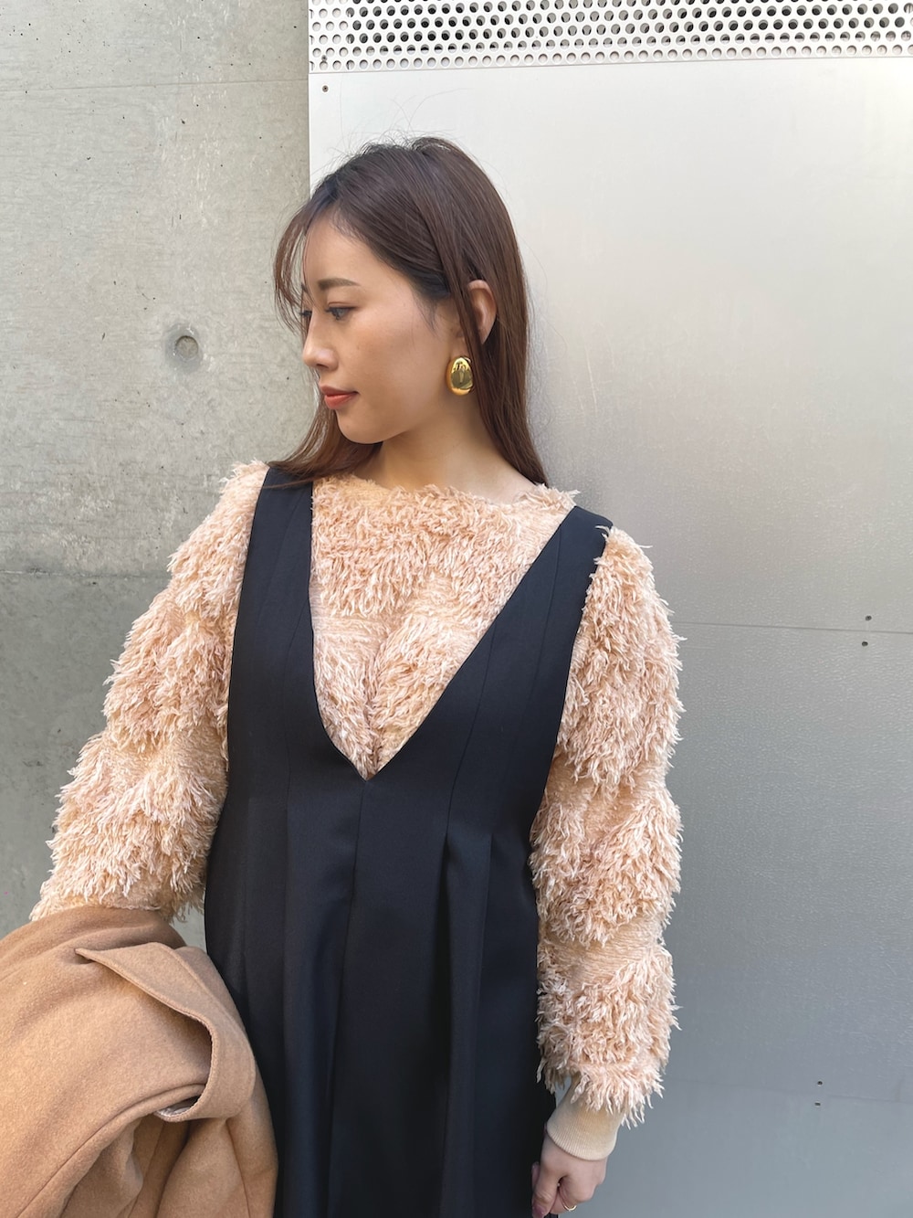 ベージュ系のニット/セーター、ブラック系のワンピースを着用したレディースの冬コーディネートの3枚目の写真