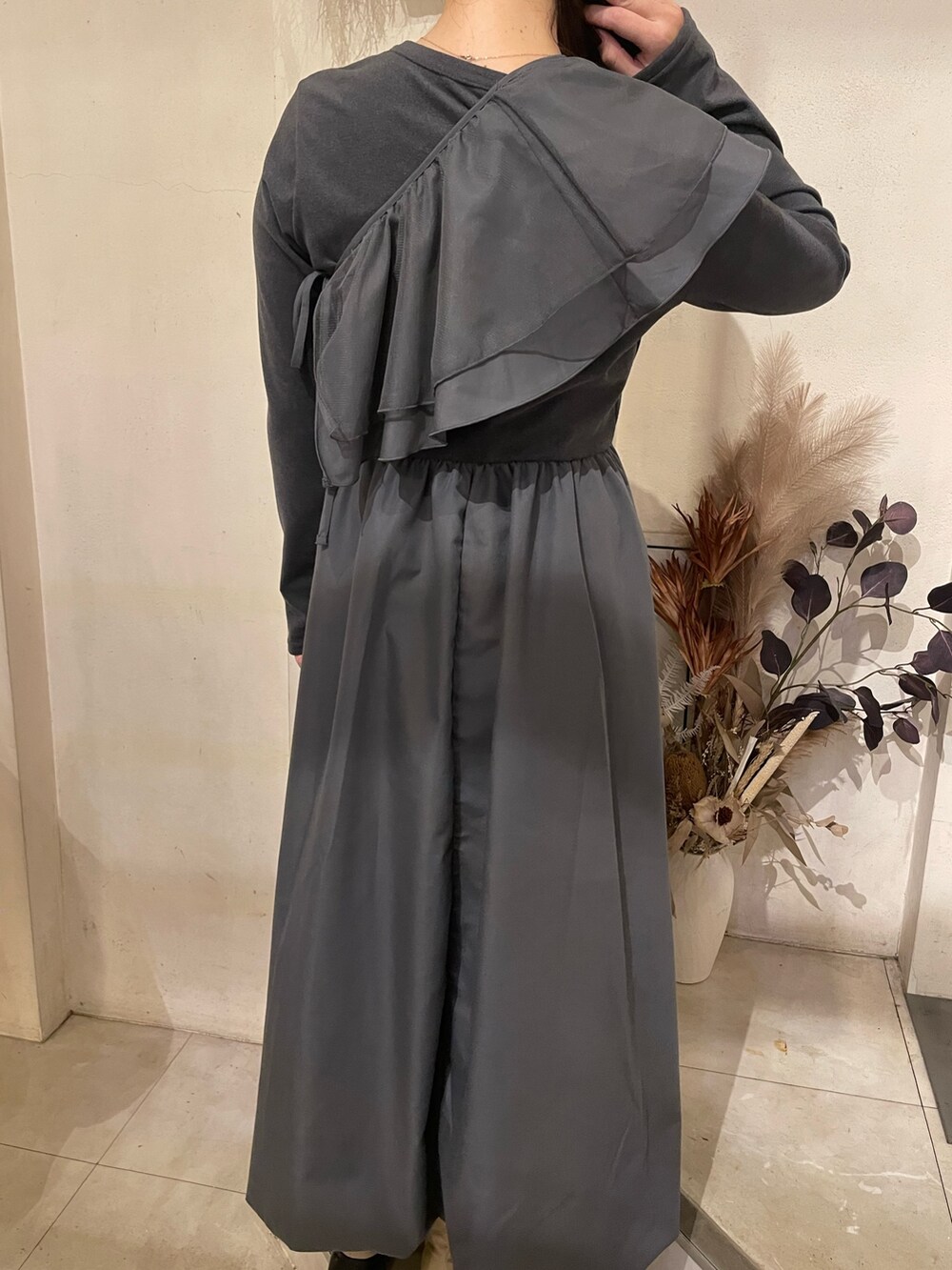 グレー系のワンピースを着用したレディースの秋コーディネートの4枚目の写真