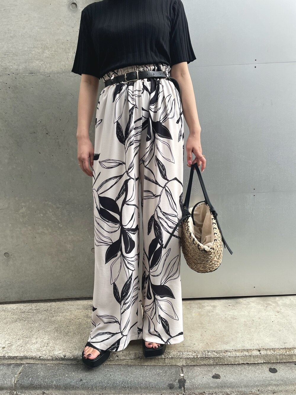 ブラック系のサンダル、ベージュ系のその他パンツ、ブラック系のハンチング/ベレー帽を着用したレディースの春コーディネートの4枚目の写真