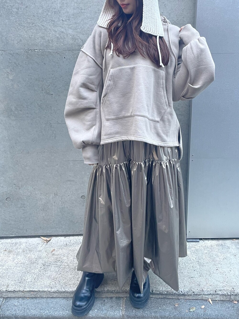 ゴールド系のスカート、ベージュ系のパーカー、ホワイト系のニットキャップ/ビーニーを着用したレディースの秋コーディネートの2枚目の写真