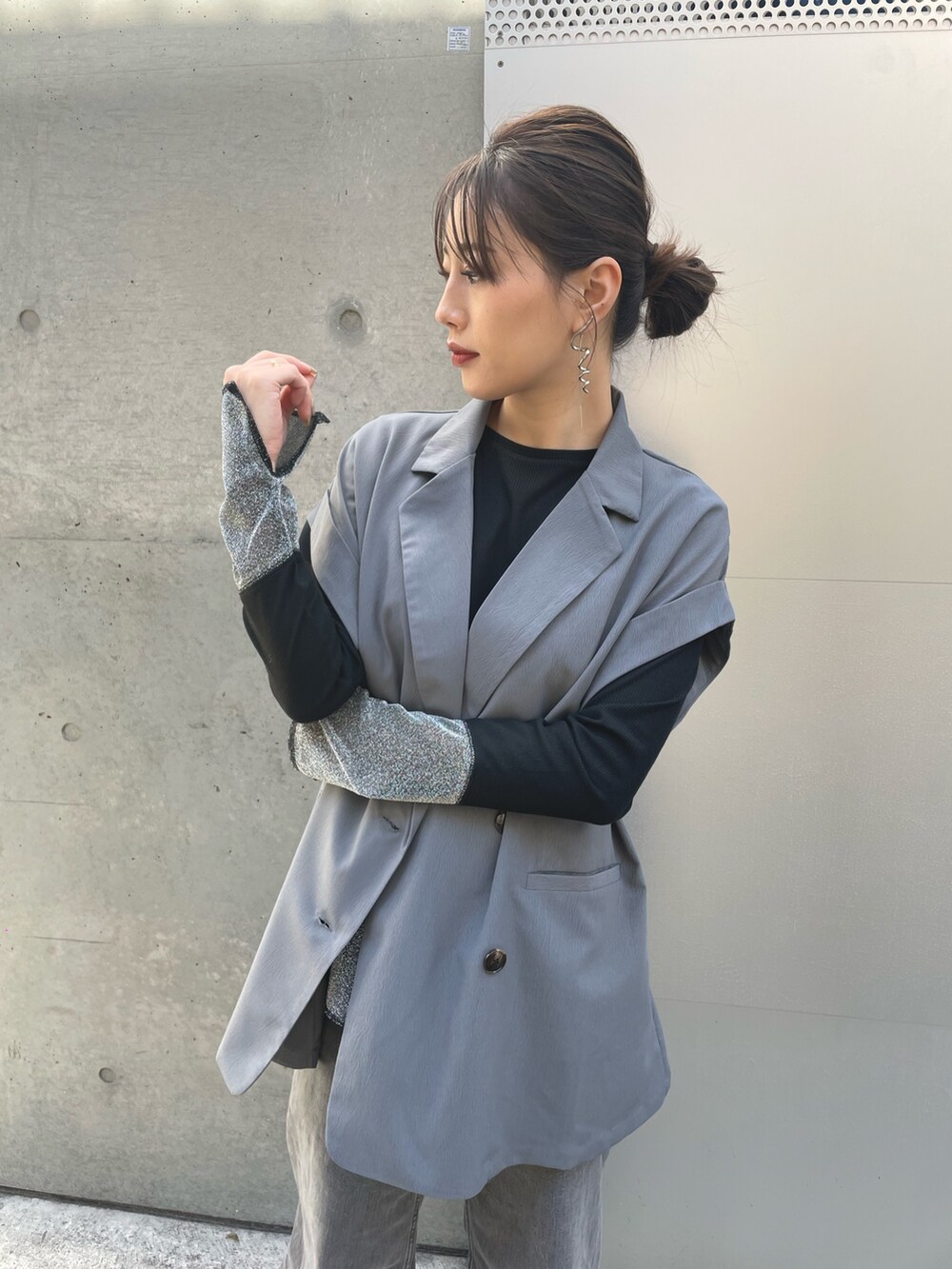 ブラック系のTシャツ/カットソー、ブラック系のトートバッグ、グレー系のデニムパンツを着用したレディースの春コーディネートの4枚目の写真