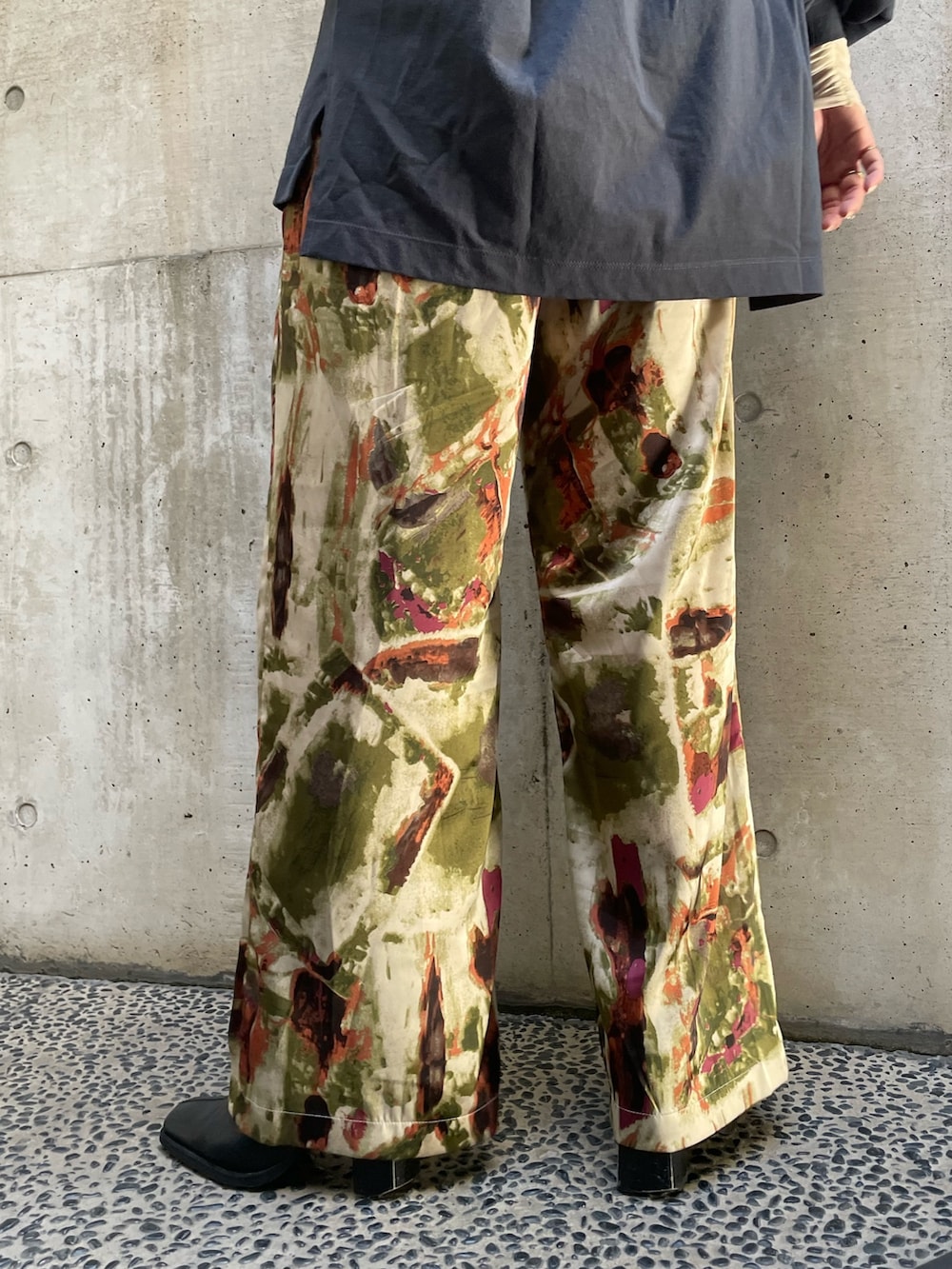 グリーン系のその他パンツ、ホワイト系のTシャツ/カットソー、ブラック系のTシャツ/カットソーを着用したレディースの冬コーディネートの10枚目の写真