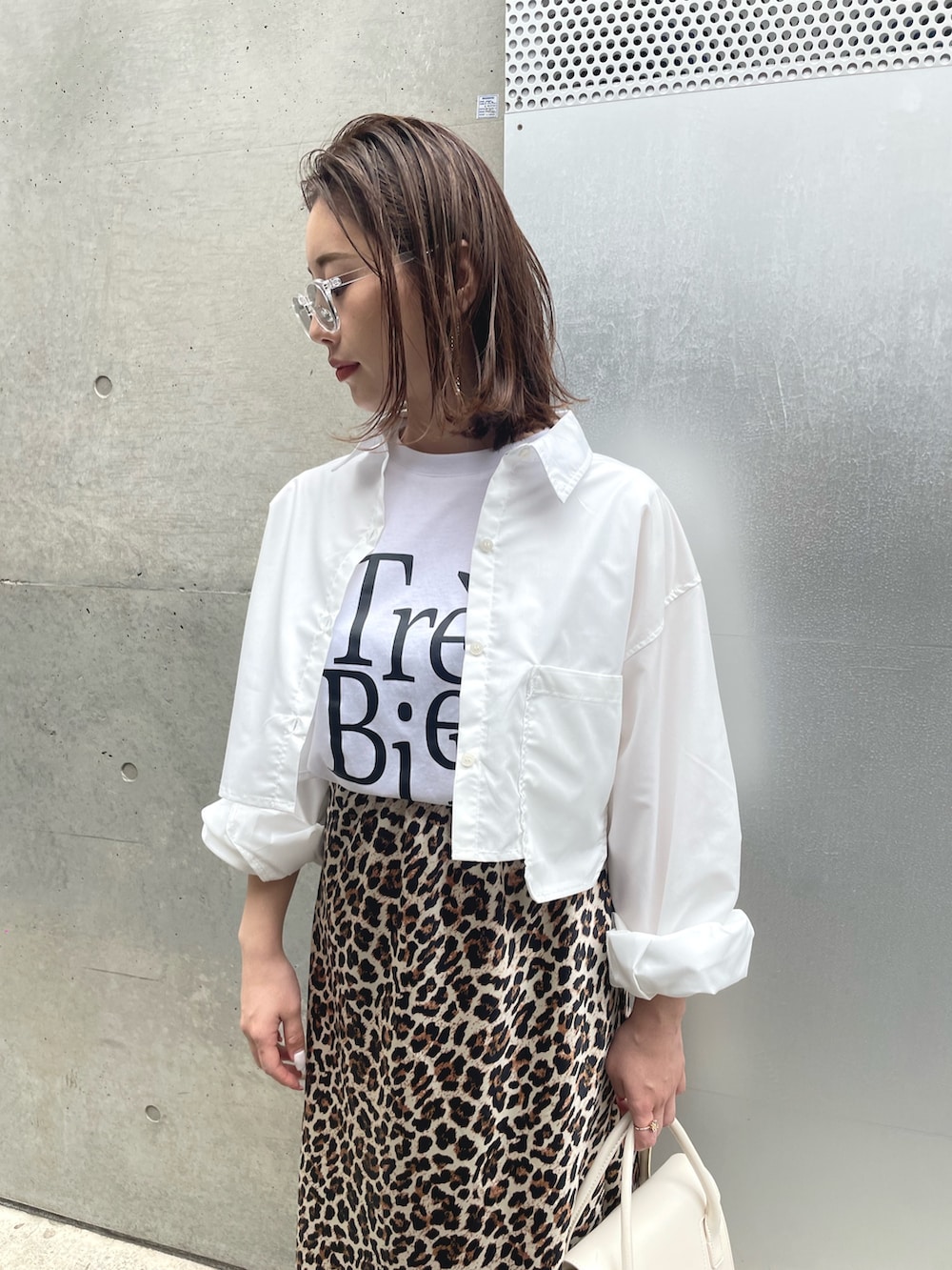 ホワイト系のシャツ/ブラウス、ブラウン系のスカート、ブラック系のサンダルを着用したレディースの春コーディネートの4枚目の写真