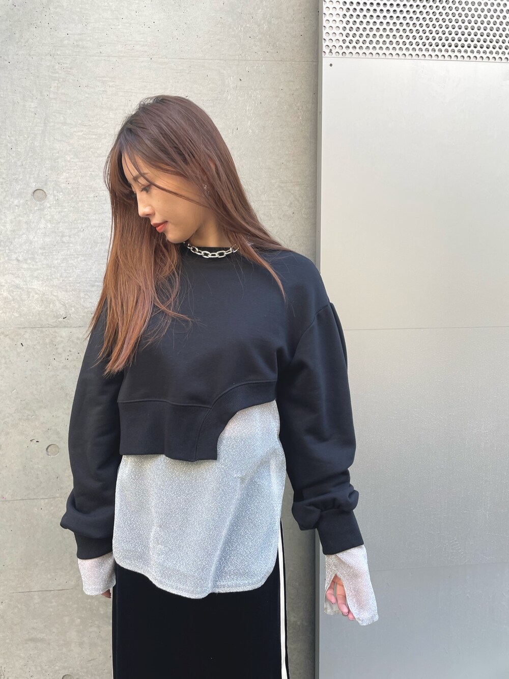 ブラック系のスウェット、ホワイト系のTシャツ/カットソー、ブラック系のスカートを着用したレディースの冬コーディネートの4枚目の写真