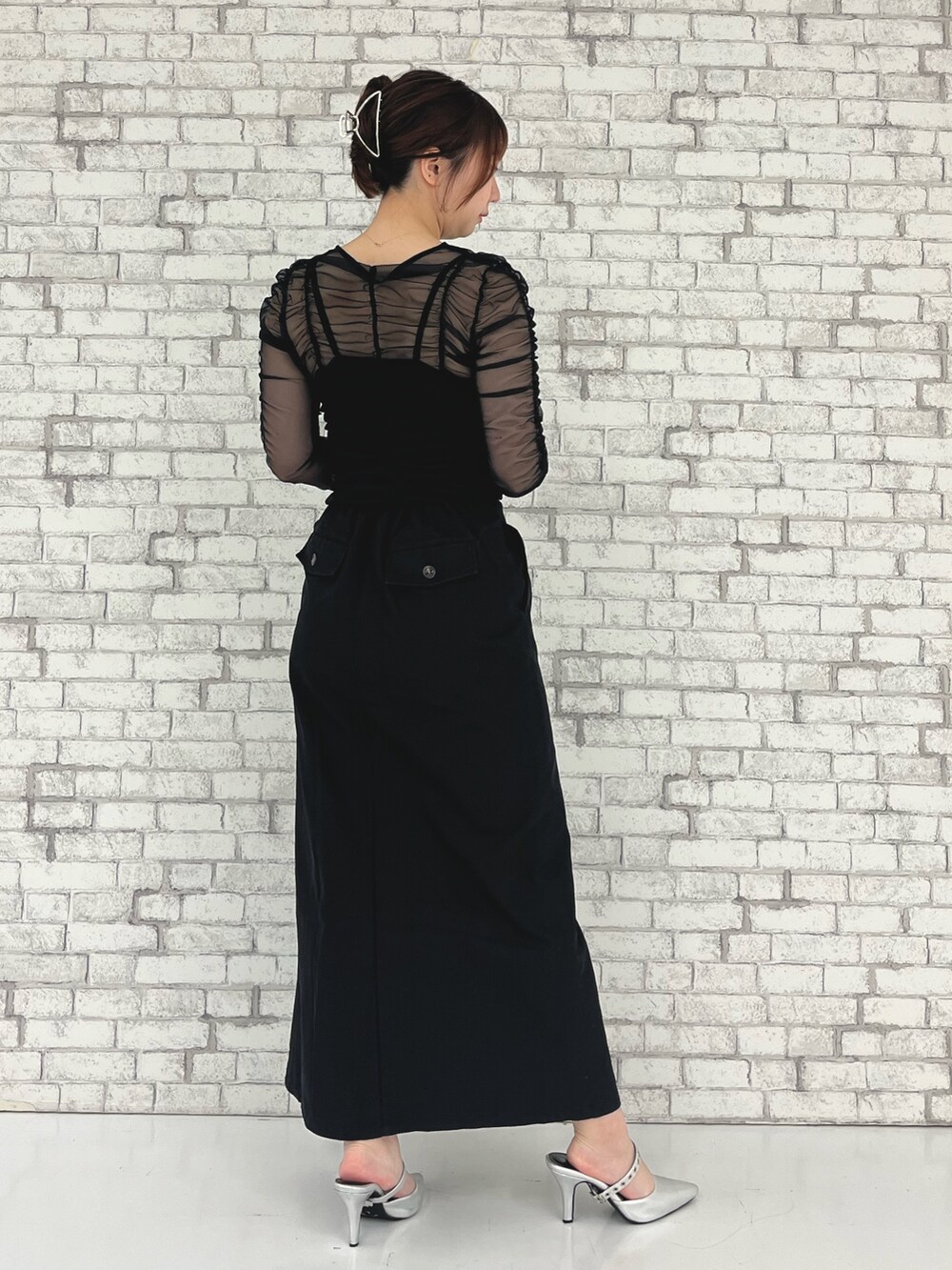 ブラック系のTシャツ/カットソー、ブラック系のスカートを着用したレディースの春コーディネートの2枚目の写真