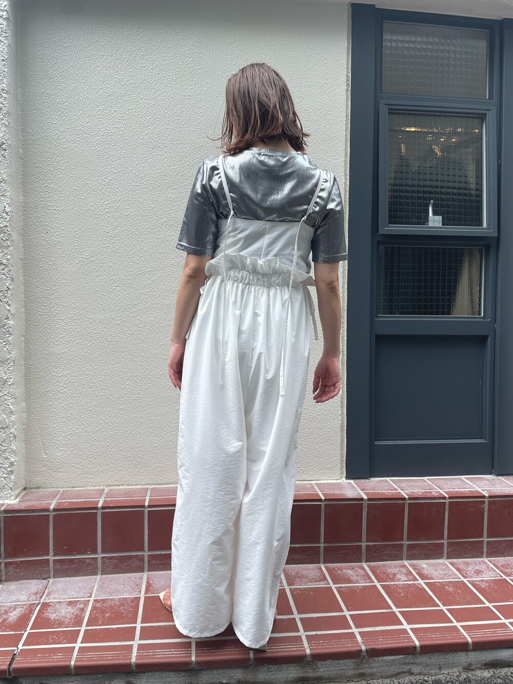 「Settimissimo、モード、大人カジュアル、カジュアルコーデ、大人かわいい、大人きれいめ、オールインワン、シルバー、ヘアバンド、つなぎ、モノトーン、雨の日コーデ、着回しコーデ、キレイめ、ゆるコーデ」｜「Settimissimoのパネル柄 プリーツスカーフ（ストール/ショール、ベージュ系）」を使った、Settimissimoさん（レディース・160cm）の夏コーディネートの3枚目の写真