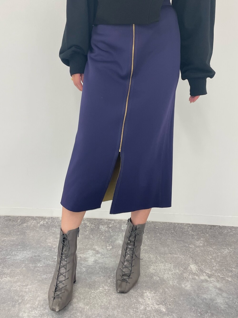 ブラック系のスウェットを着用したレディースの秋コーディネートの9枚目の写真