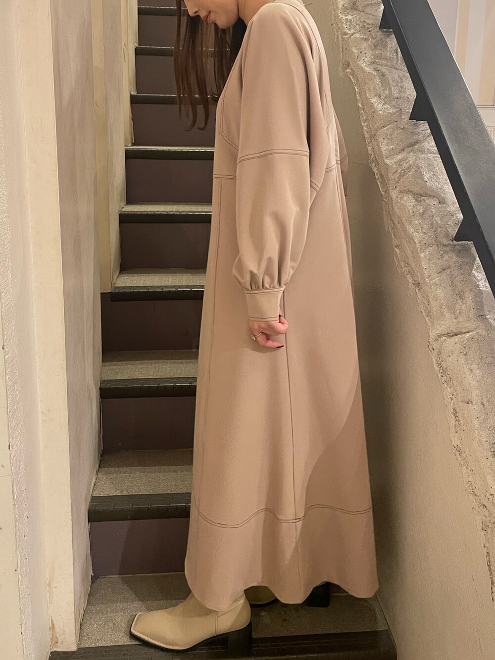 ホワイト系のショルダーバッグ、グレー系のワンピースを着用したレディースの冬コーディネートの7枚目の写真