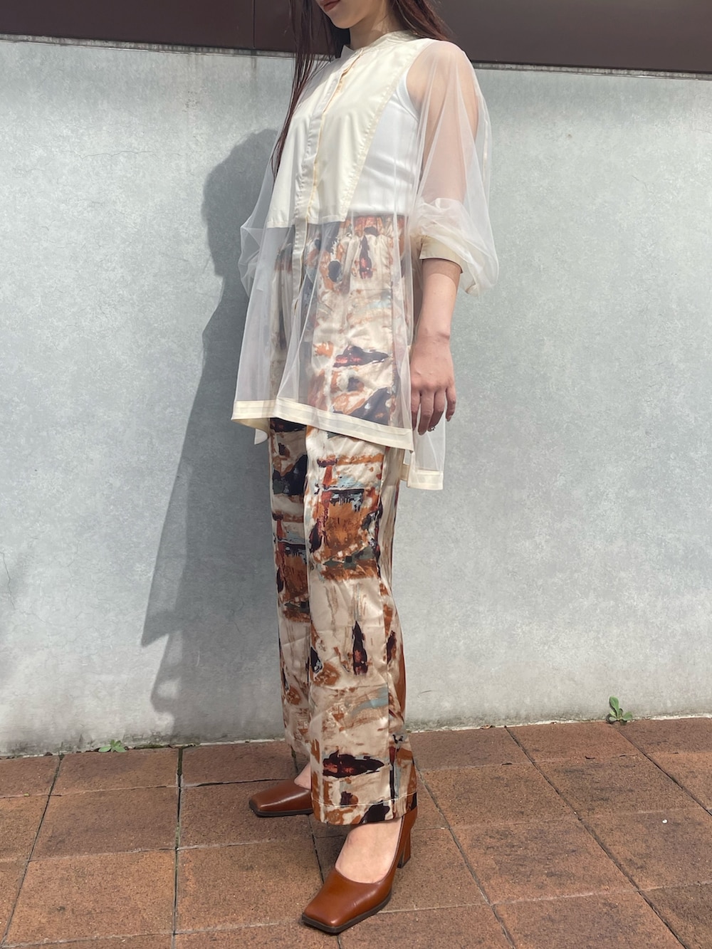 ホワイト系のシャツ/ブラウス、ベージュ系のその他パンツを着用したレディースの秋コーディネートの2枚目の写真