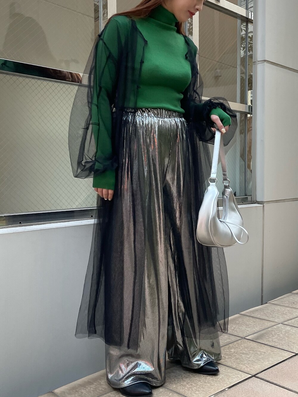 シルバー系のその他パンツ、シルバー系のショルダーバッグ、ブラック系のワンピースを着用したレディースの冬コーディネートの3枚目の写真