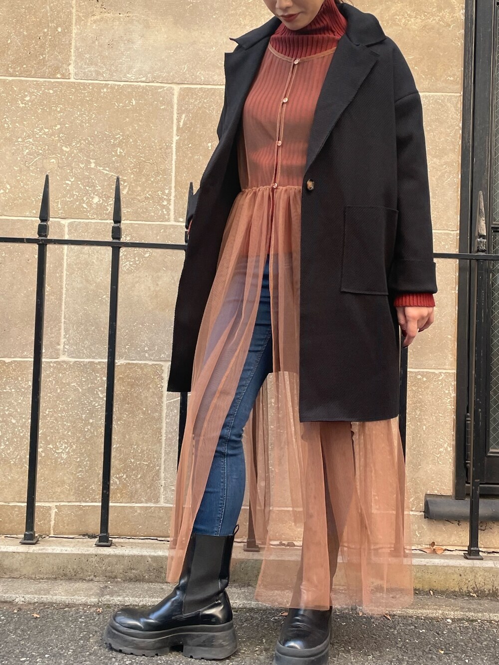 ベージュ系のワンピース、レッド系のニット/セーター、ブラック系のその他アウターを着用したレディースの秋コーディネートの8枚目の写真