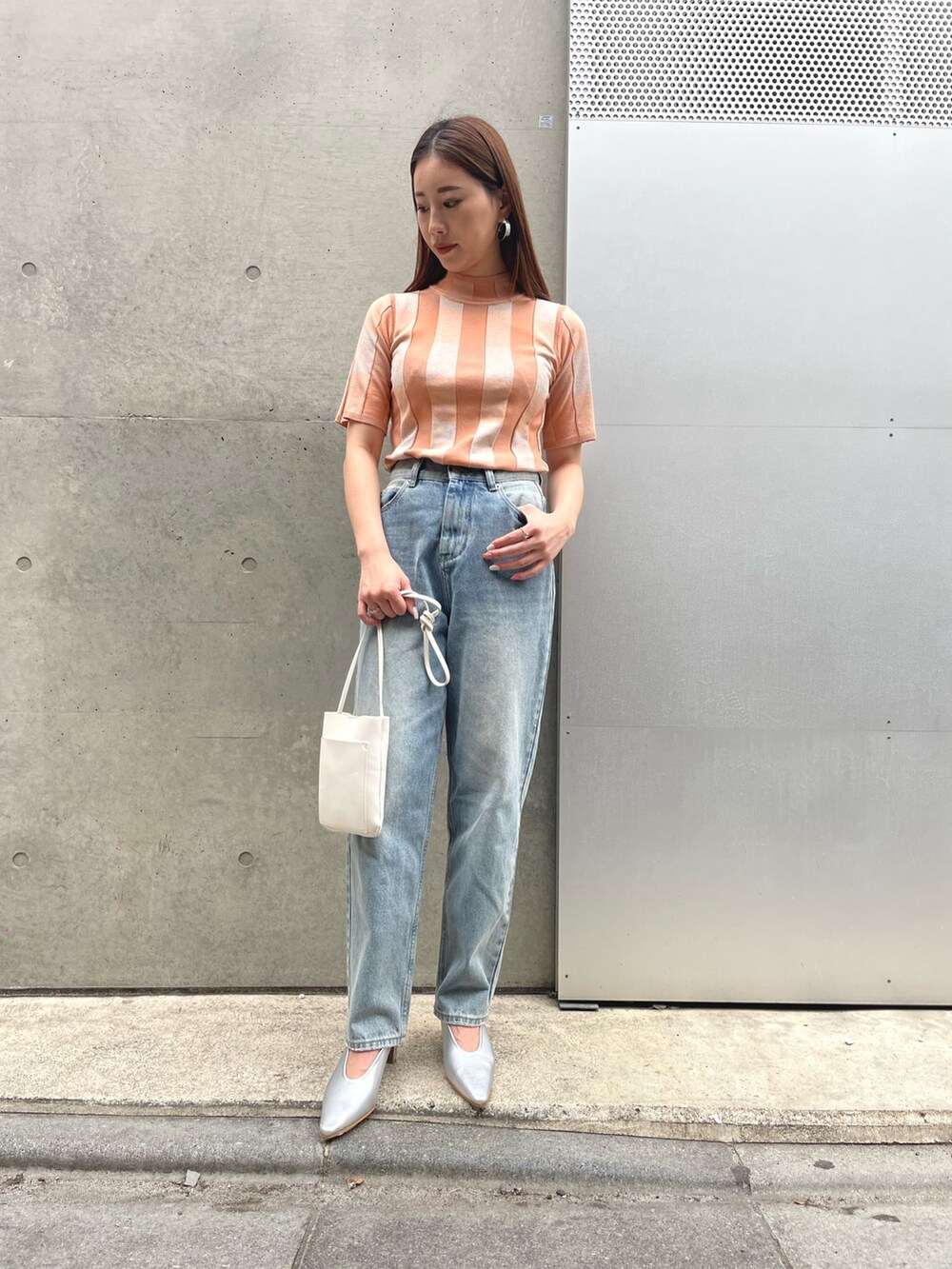 「Settimissimo、Tシャツ、大人きれいめ、大人コーデ隊、大人カジュアル、大人かわいい、カジュアル、カジュアルコーデ、お出かけコーデ、モノトーン、パンツスタイル、淡色コーデ、シンプルコーデ、カラーコーデ、夏服」｜「Settimissimoのプレーティング チェック ハーフスリーブ トップス（Tシャツ/カットソー、ピンク系）」を使った、Settimissimoさん（レディース・160cm）の春コーディネートの2枚目の写真