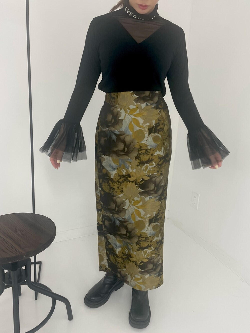 ブラック系のトートバッグ、ホワイト系のスカートを着用したレディースの冬コーディネートの2枚目の写真