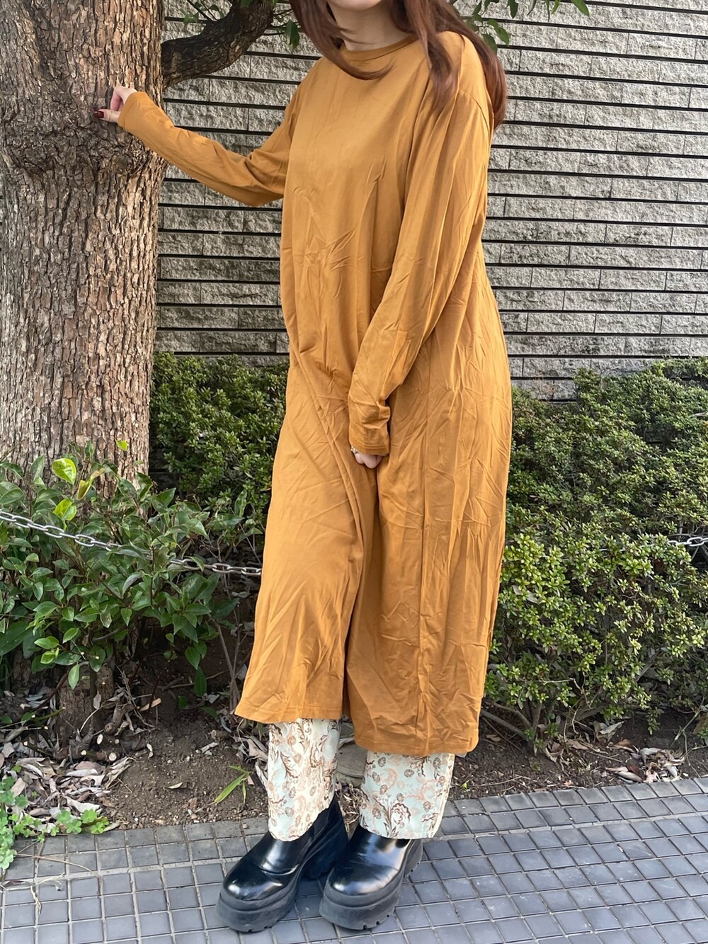 イエロー系のTシャツ/カットソー、イエロー系のその他パンツを着用したレディースの冬コーディネートの2枚目の写真