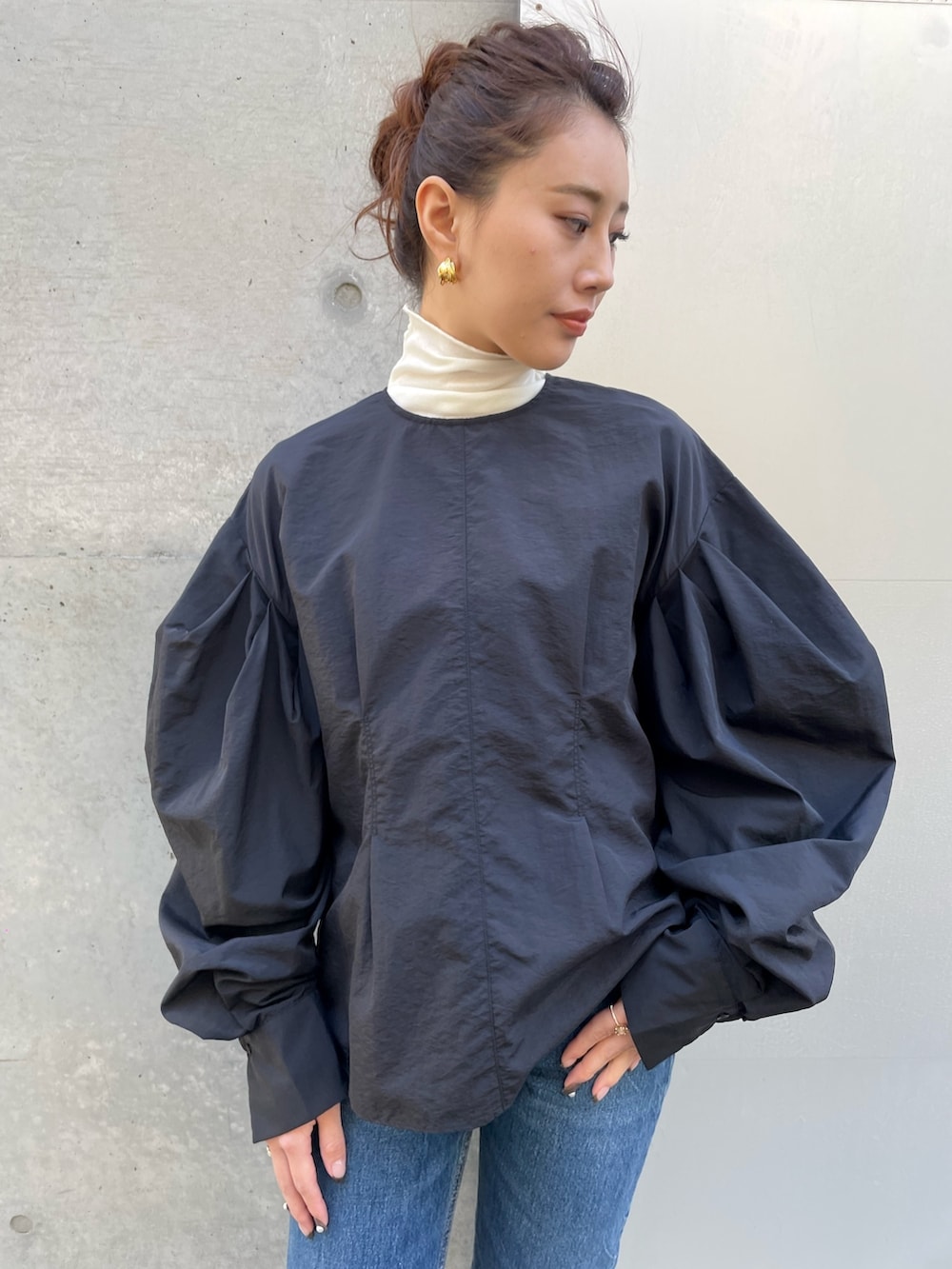 ブルー系のデニムパンツ、ホワイト系のTシャツ/カットソーを着用したレディースの春コーディネートの2枚目の写真