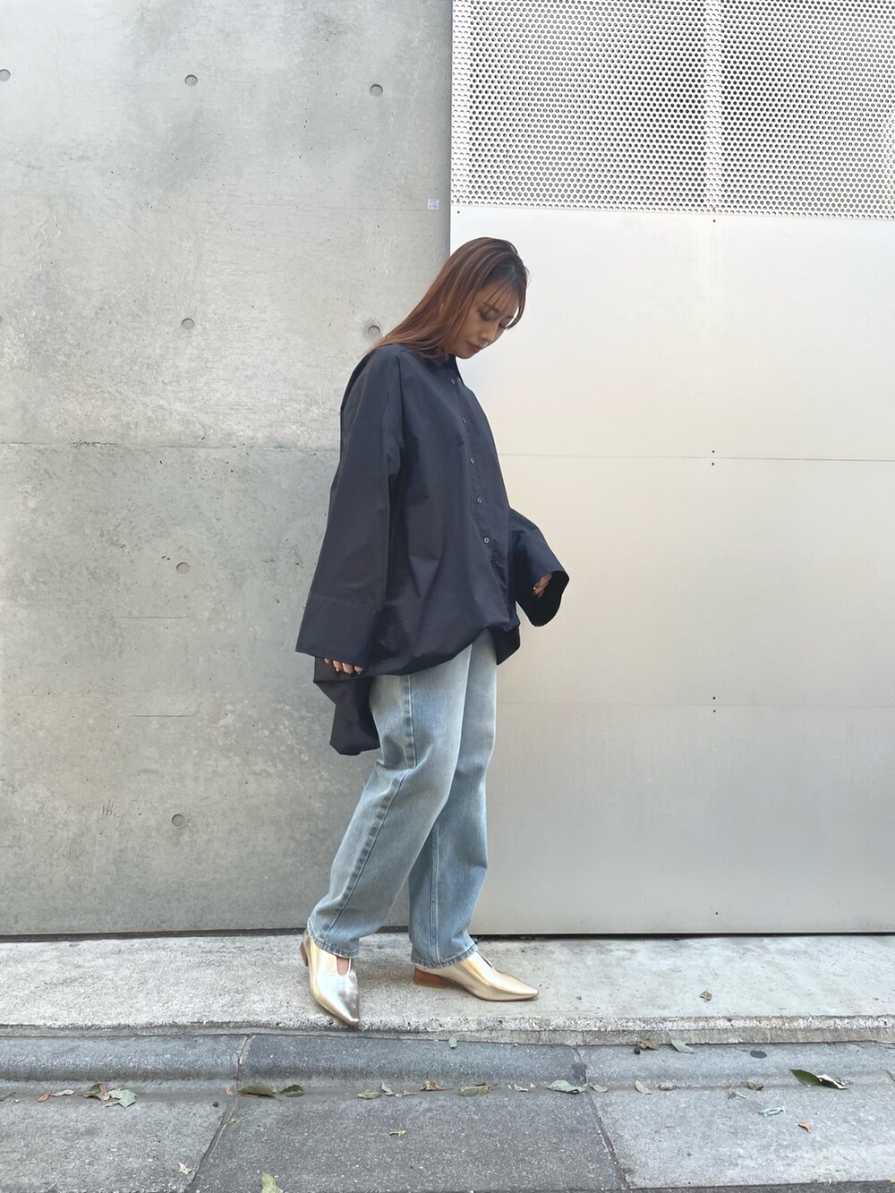 ブルー系のデニムパンツ、ブラック系のシャツ/ブラウスを着用したレディースの春コーディネートの2枚目の写真