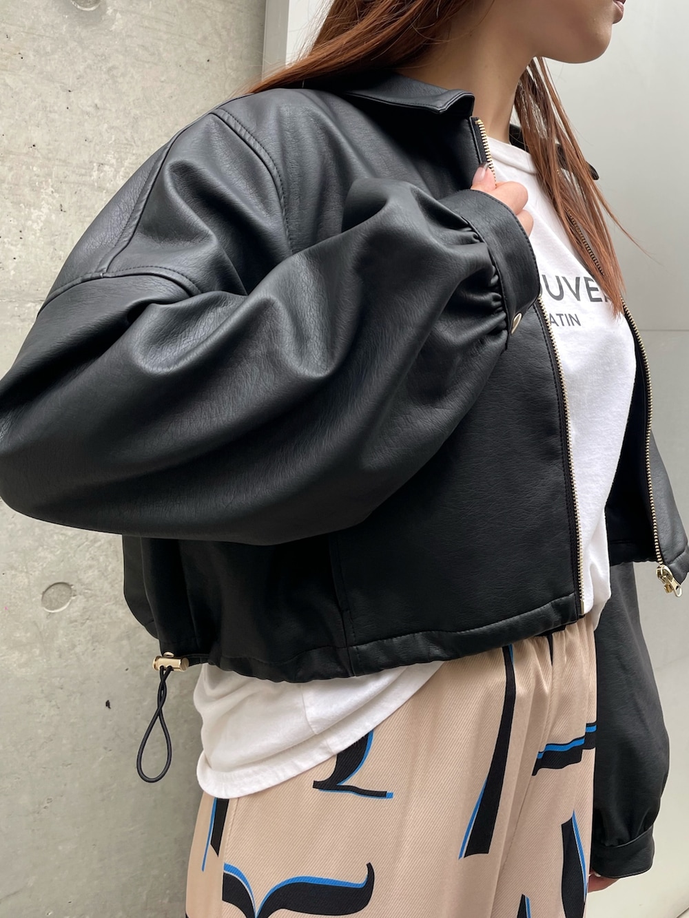 「Settimissimo、綺麗めコーデ、綺麗めカジュアル、カジュアルコーデ、大人可愛い、ナチュラル、モード、大人カジュアル、リラックススタイル、パンツコーデ、楽チンコーデ、春服みてみて、オトナカジュアル、似合うラボに行こう、今日のコーデ」｜「Settimissimoのレザータッチ ボリュームスリーブ ブルゾン（ブルゾン、ブラック系）」を使った、Settimissimoさん（レディース・160cm）の春コーディネートの3枚目の写真