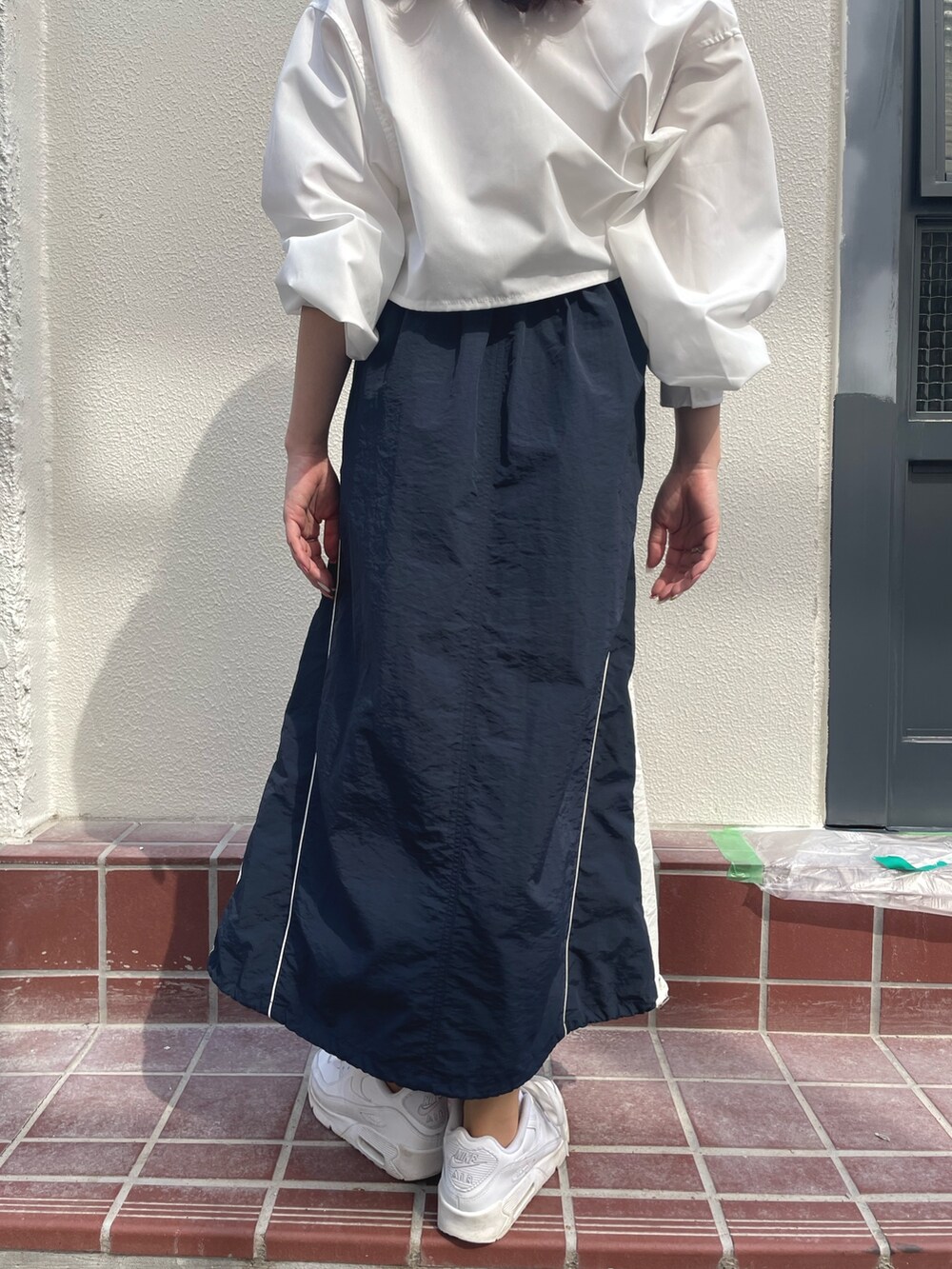 ホワイト系のスニーカー、ホワイト系のシャツ/ブラウス、ホワイト系のキャミソールを着用したレディースの春コーディネートの5枚目の写真