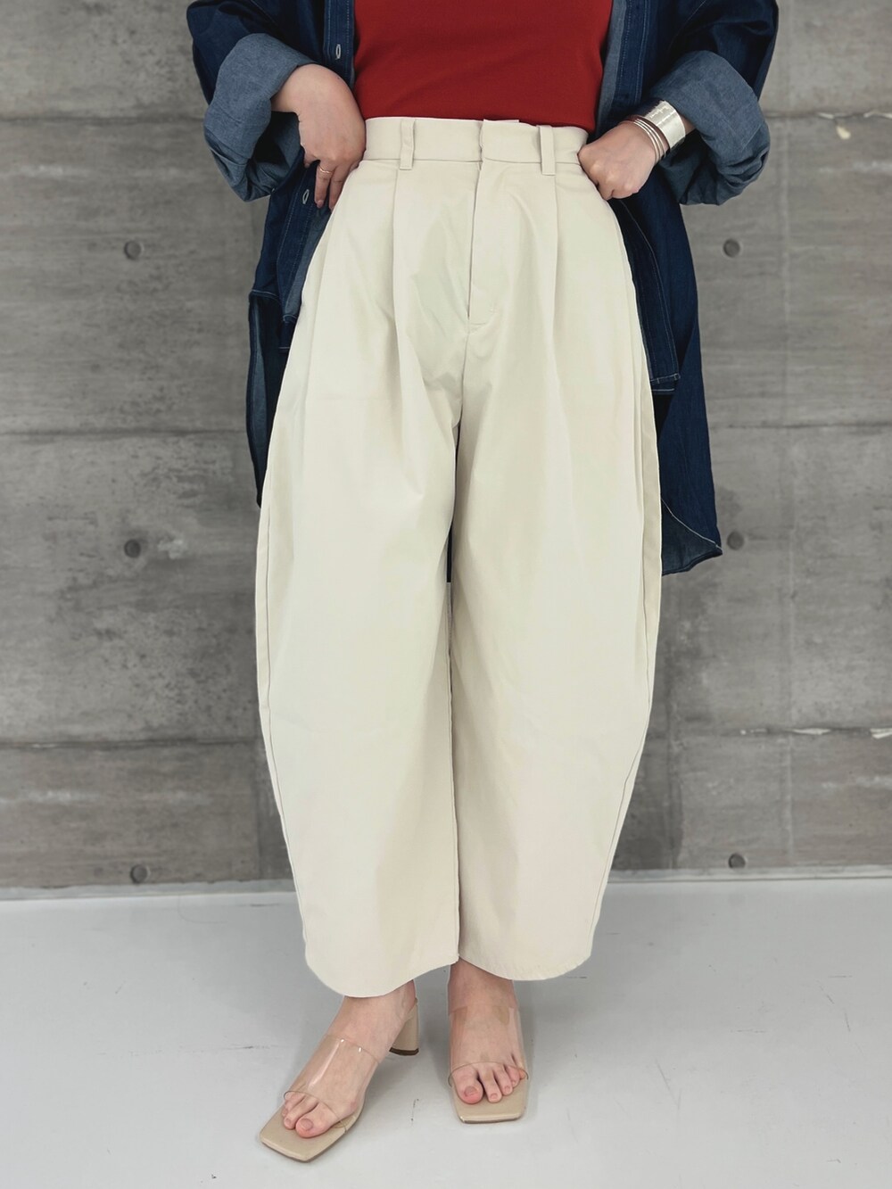 ブラック系のシャツ/ブラウス、ホワイト系のその他パンツ、レッド系のキャミソールを着用したレディースの春コーディネートの4枚目の写真