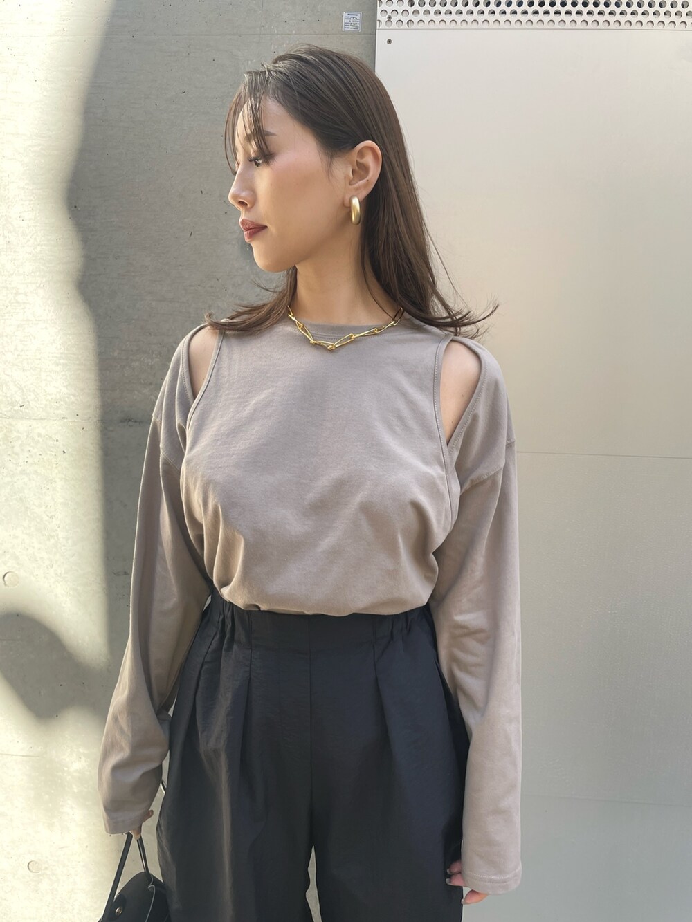 ベージュ系のTシャツ/カットソー、ブラック系のその他パンツを着用したレディースの春コーディネートの3枚目の写真