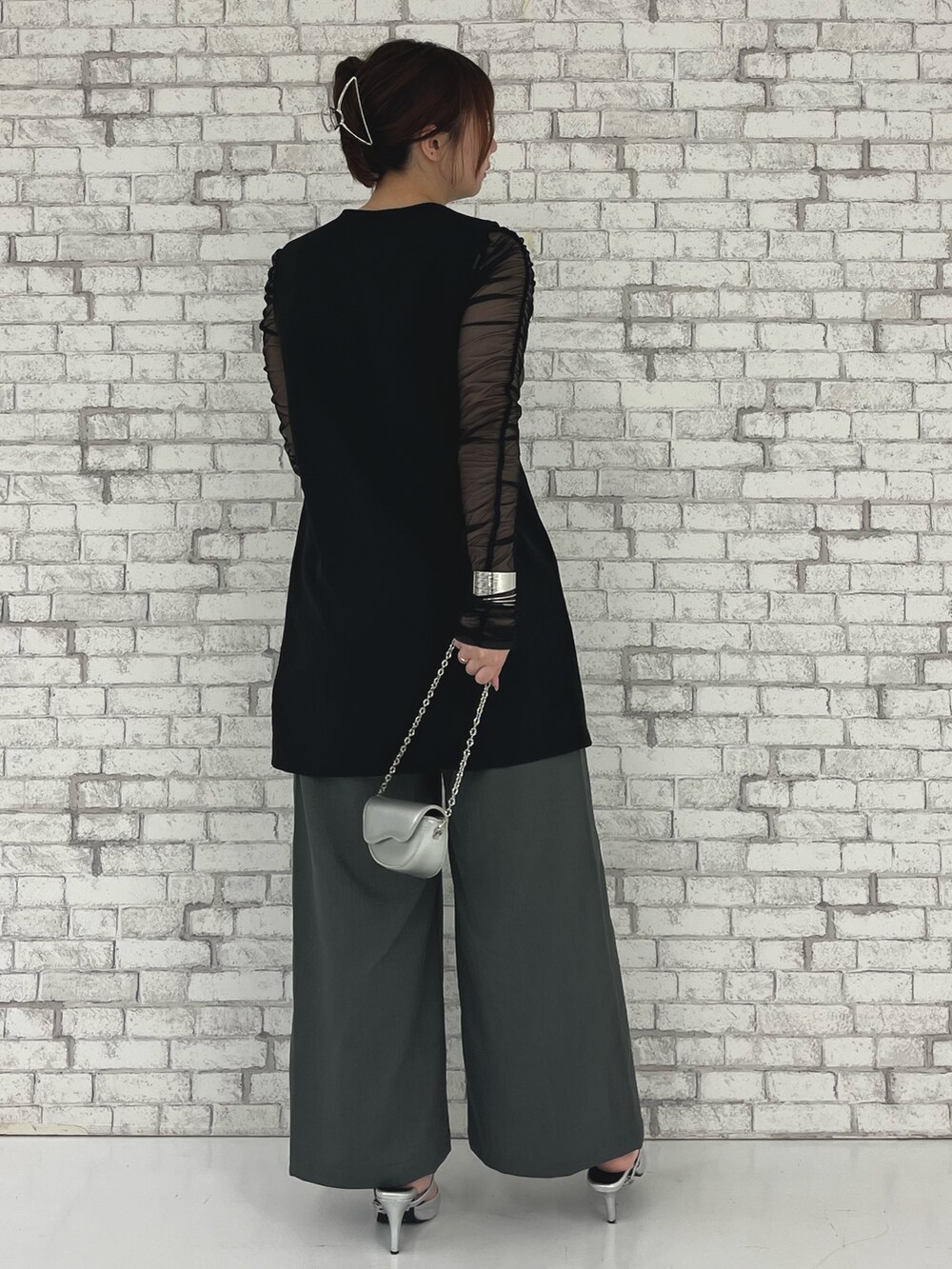 ブラック系のTシャツ/カットソー、ブラック系のベスト、グレー系のその他パンツを着用したレディースの春コーディネートの2枚目の写真