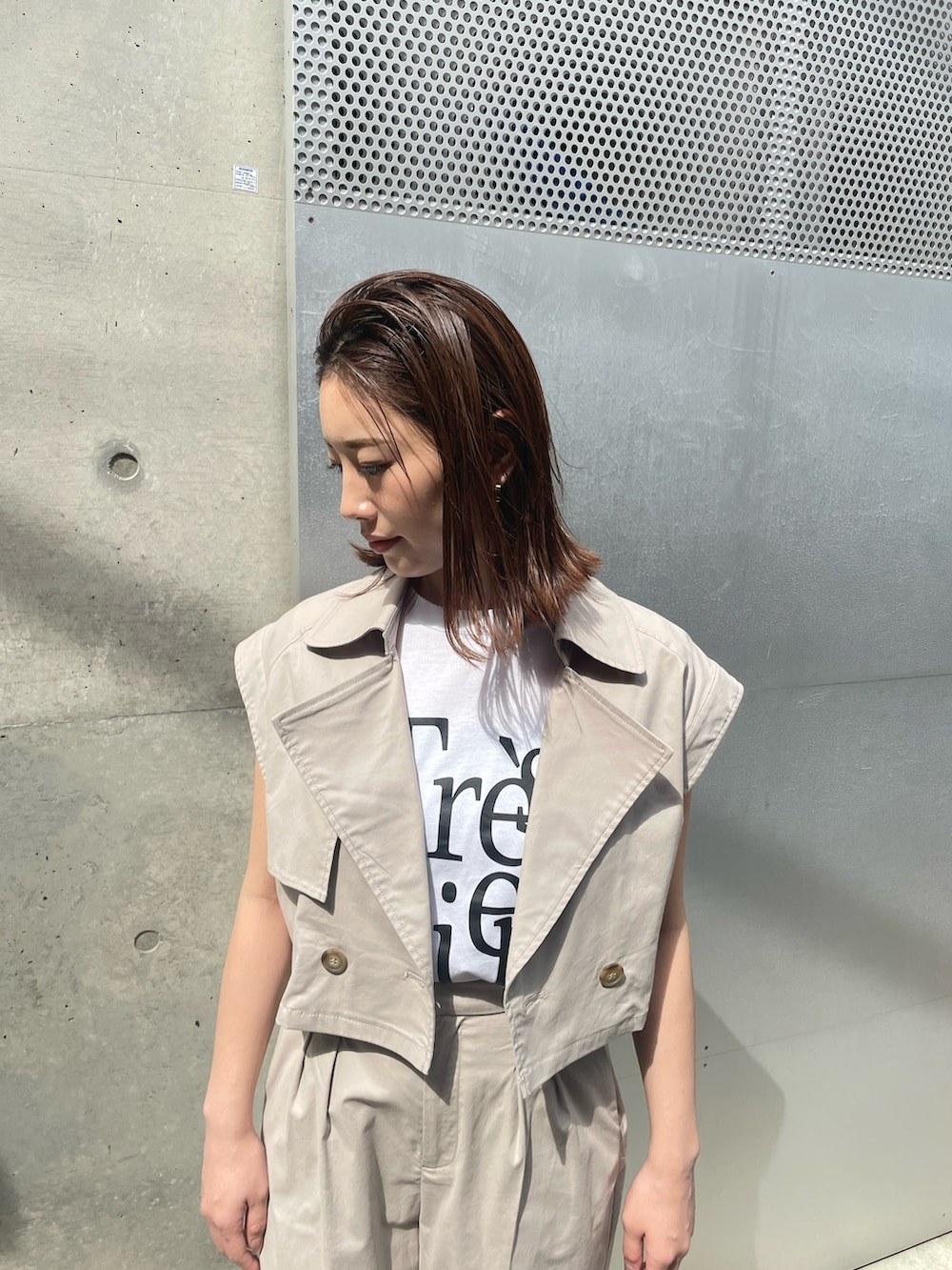 ブルー系のその他パンツ、ベージュ系のベスト、ホワイト系のTシャツ/カットソーを着用したレディースの春コーディネートの2枚目の写真