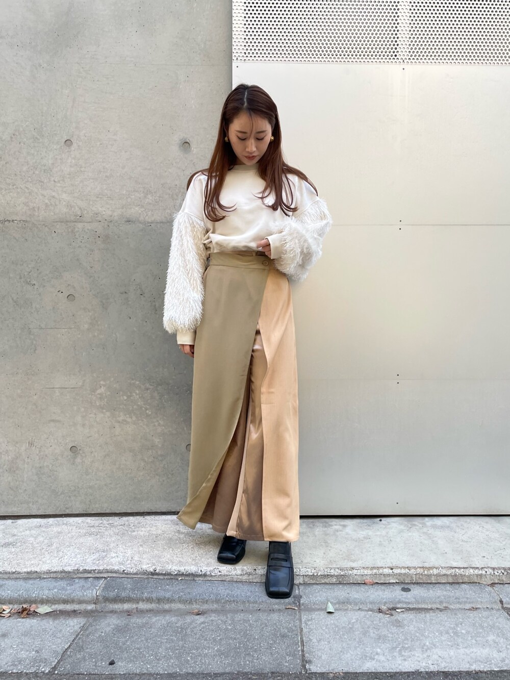 ホワイト系のスウェットを着用したレディースの春コーディネートの2枚目の写真