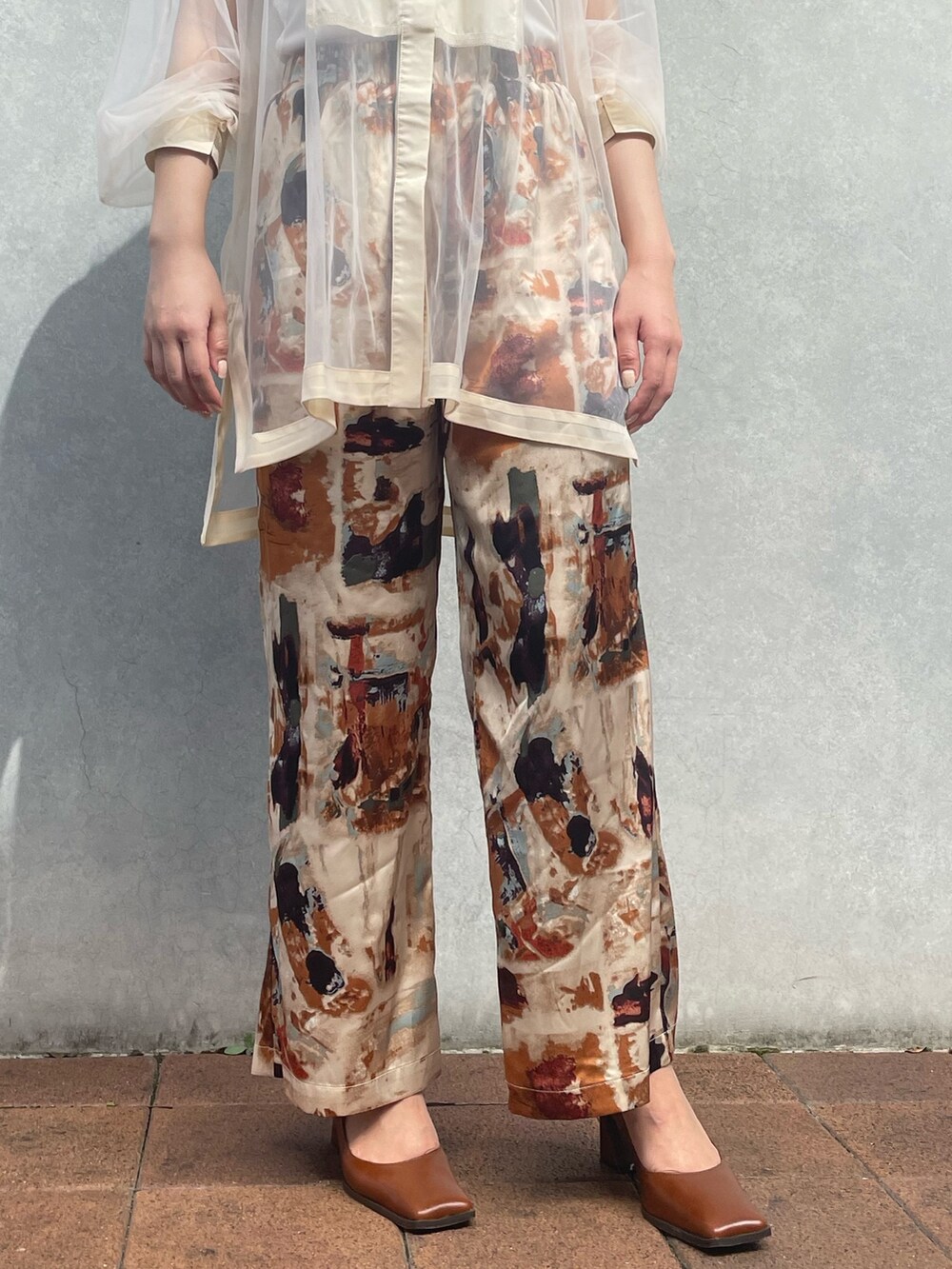 ホワイト系のシャツ/ブラウス、ベージュ系のその他パンツを着用したレディースの秋コーディネートの10枚目の写真