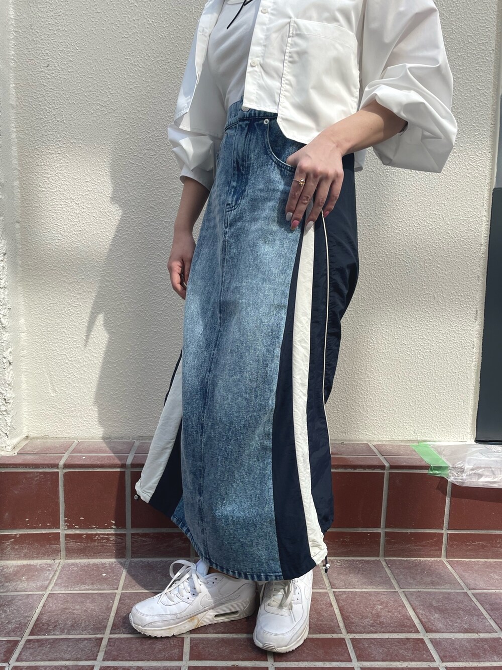 ホワイト系のスニーカー、ホワイト系のシャツ/ブラウス、ホワイト系のキャミソールを着用したレディースの春コーディネートの4枚目の写真