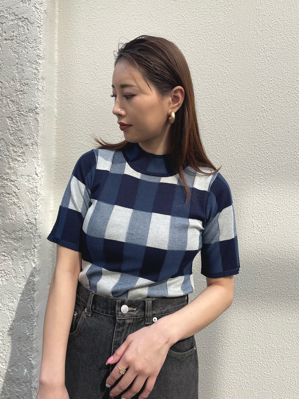 ブルー系のTシャツ/カットソー、ベージュ系のショルダーバッグ、ブラック系のデニムパンツを着用したレディースの春コーディネートの2枚目の写真