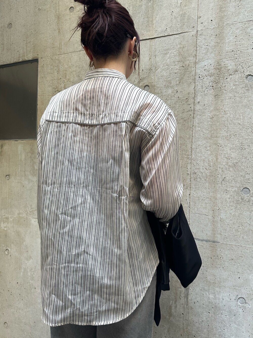 ホワイト系のシャツ/ブラウス、ブラック系のベストを着用したレディースの春コーディネートの5枚目の写真