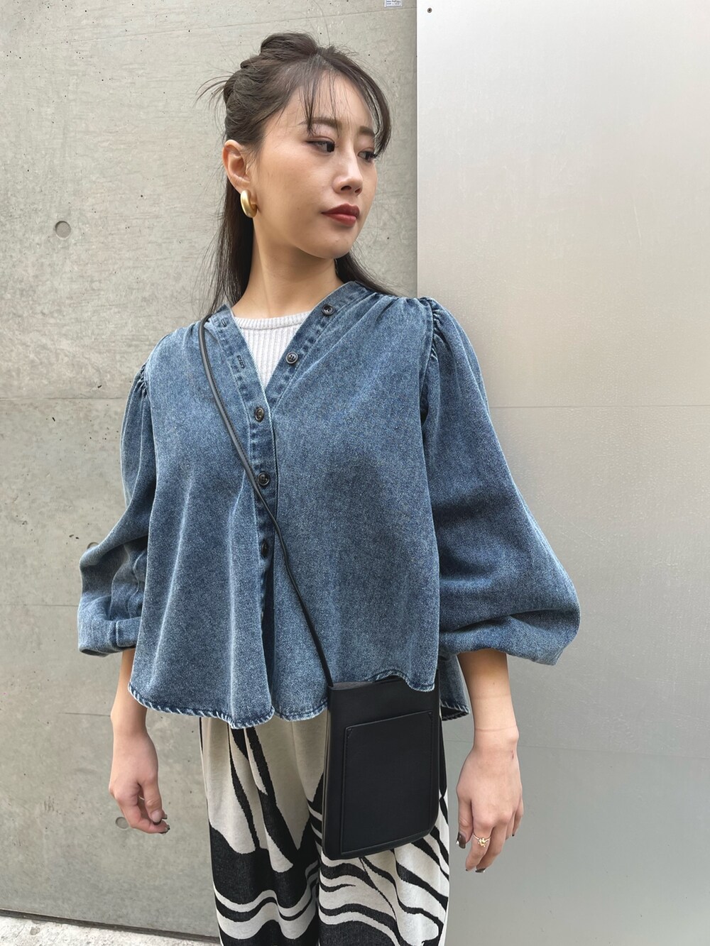 ブルー系のシャツ/ブラウス、ブラック系のその他パンツを着用したレディースの春コーディネートの3枚目の写真