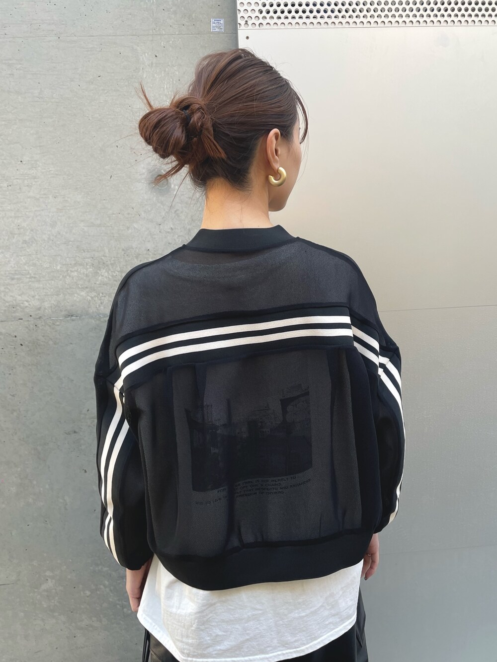 ブラック系のブルゾン、ブラック系のショルダーバッグ、ブラック系のスカートを着用したレディースの春コーディネートの4枚目の写真