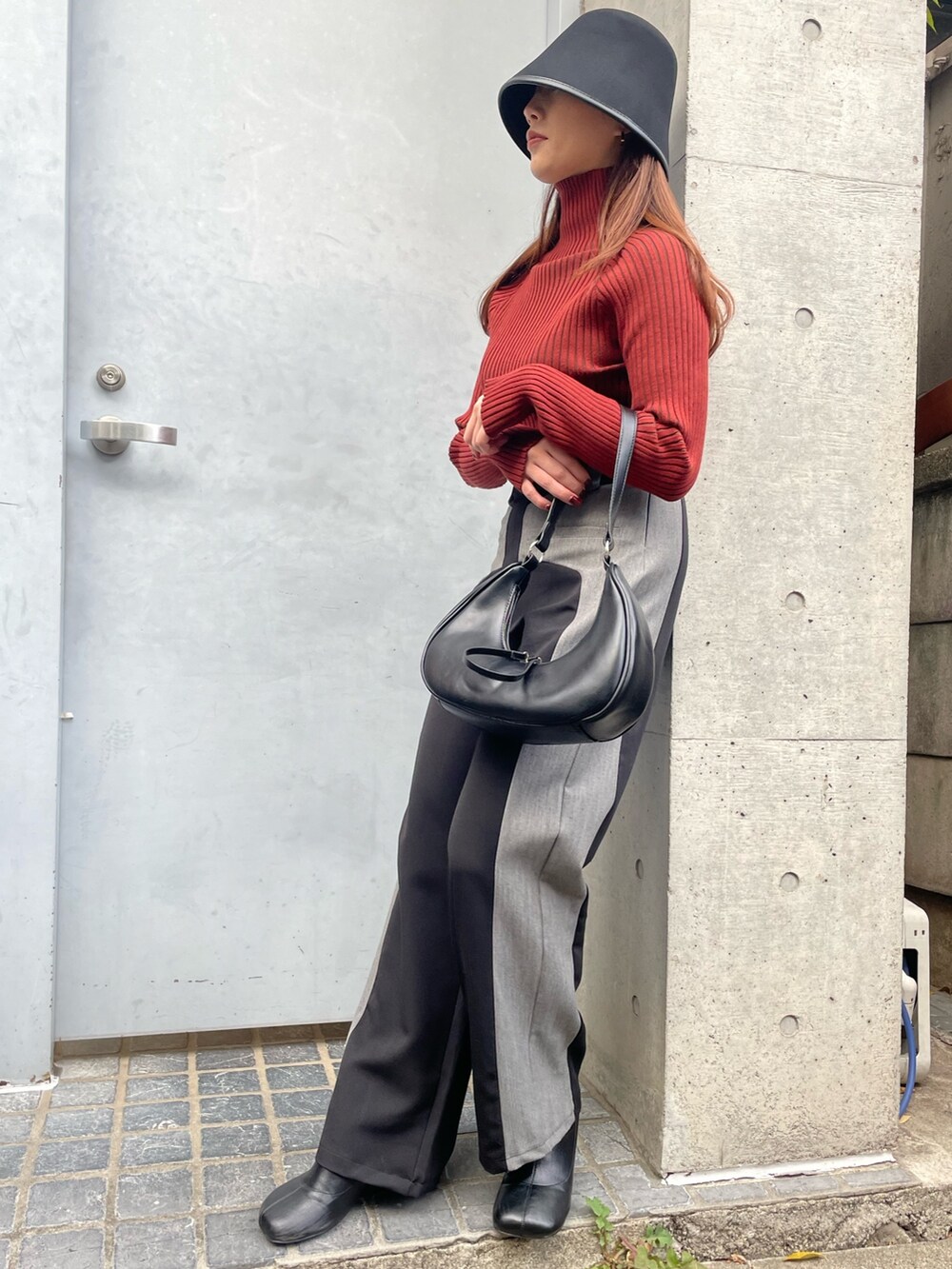 ブラック系のその他パンツ、ブラック系のショルダーバッグ、レッド系のニット/セーターを着用したレディースの冬コーディネートの8枚目の写真
