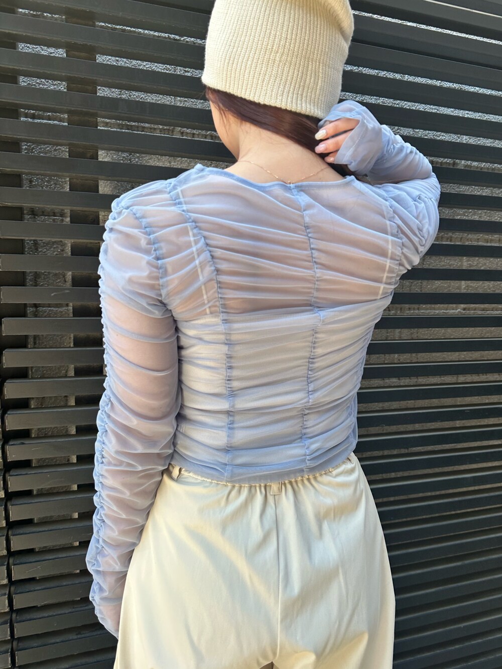 ブルー系のTシャツ/カットソー、ホワイト系のその他パンツを着用したレディースの春コーディネートの4枚目の写真