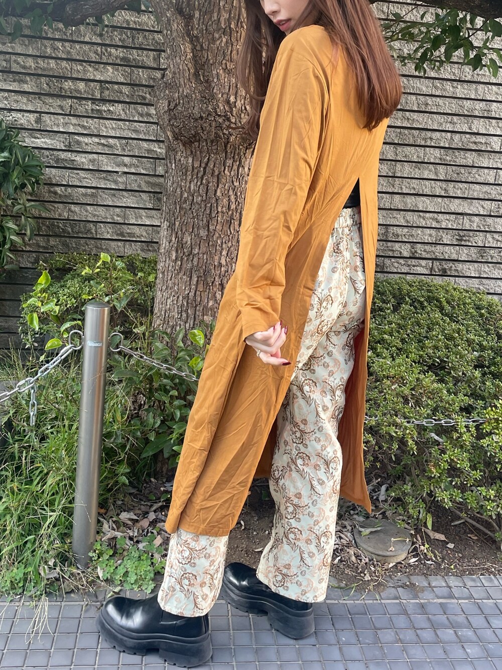 イエロー系のTシャツ/カットソー、イエロー系のその他パンツを着用したレディースの冬コーディネートの7枚目の写真